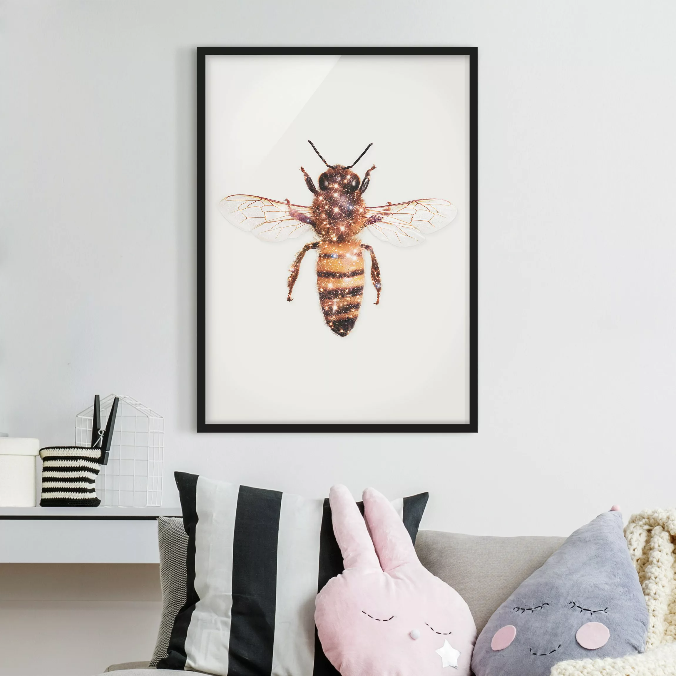 Bild mit Rahmen Tiere - Hochformat Biene mit Glitzer günstig online kaufen