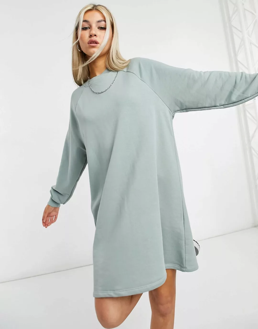 Noisy May – Minikleid aus Sweatshirtstoff in verwaschenem Grün-Grau günstig online kaufen