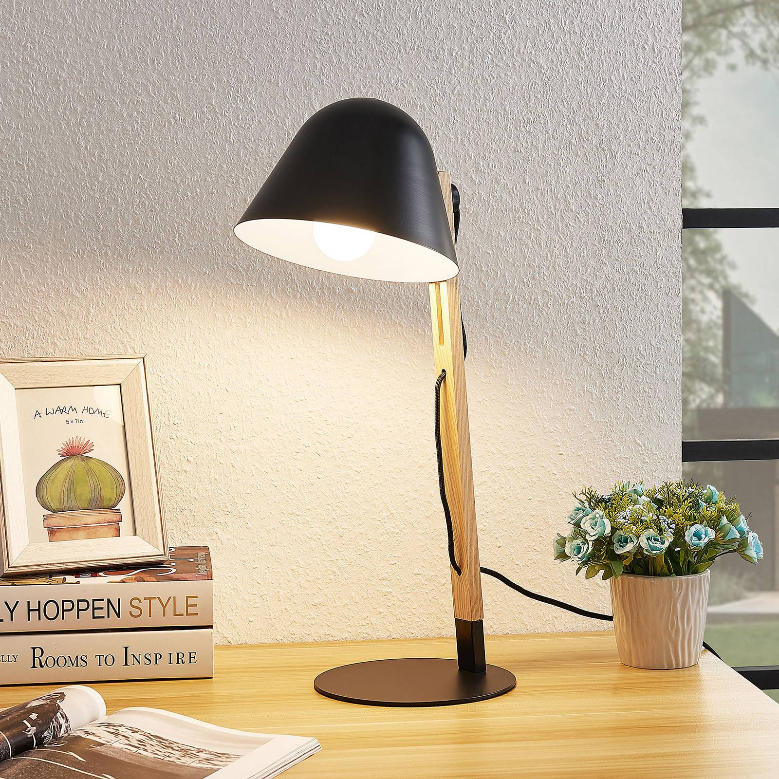 Lindby Tetja Tischlampe mit Holzstange, schwarz günstig online kaufen