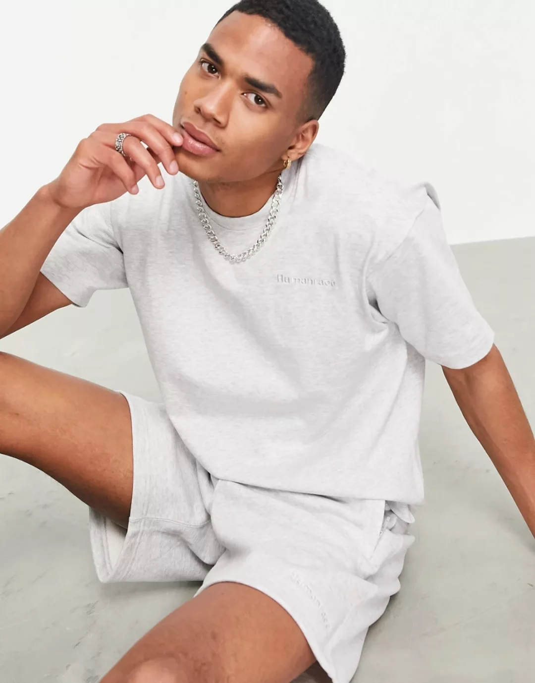 adidas Originals x Pharrell Williams – Premium T-Shirt in Hellgrau günstig online kaufen