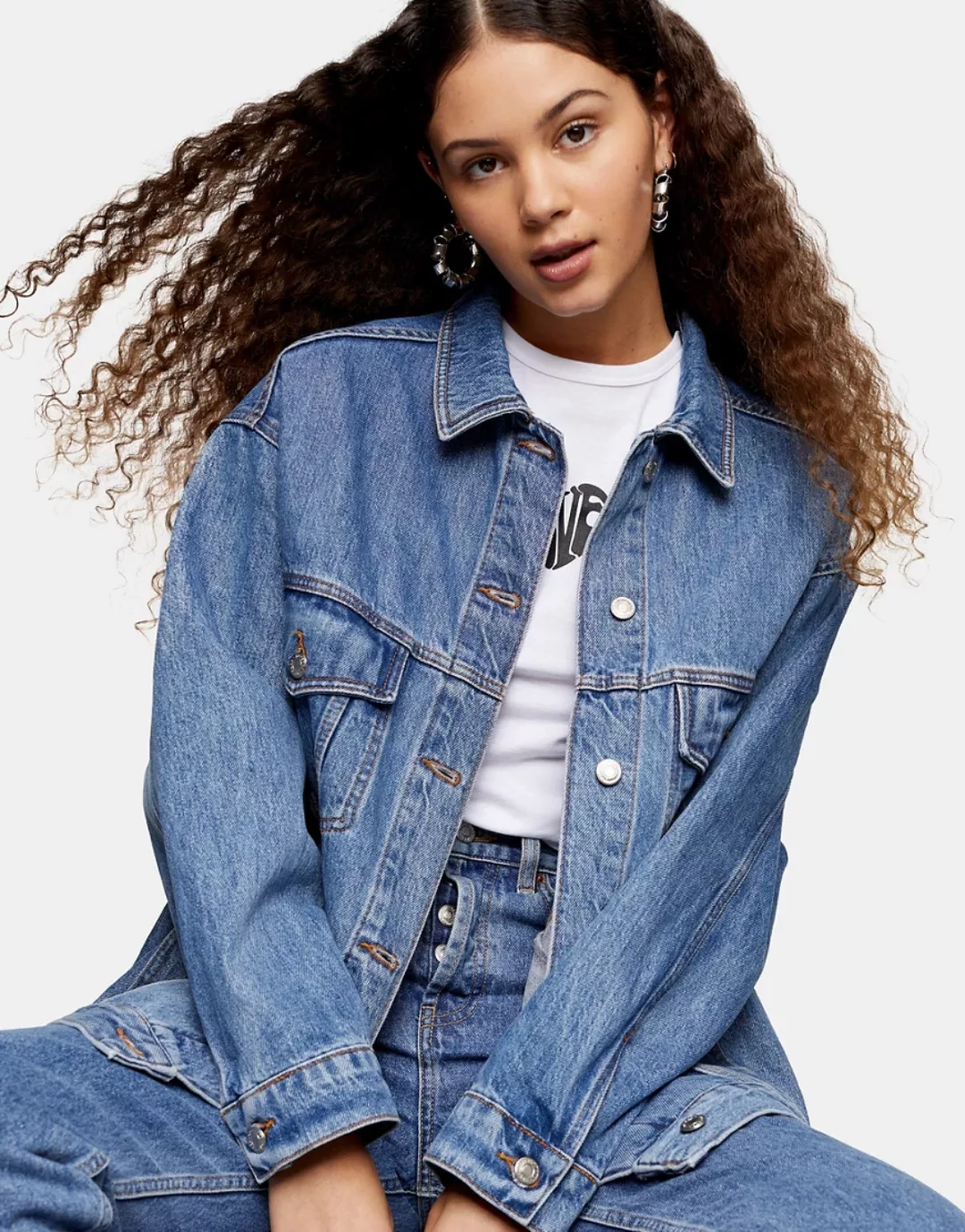 Topshop – Oversize-Jeansjacke aus einem recycelten Baumwollmix in Mittelbla günstig online kaufen