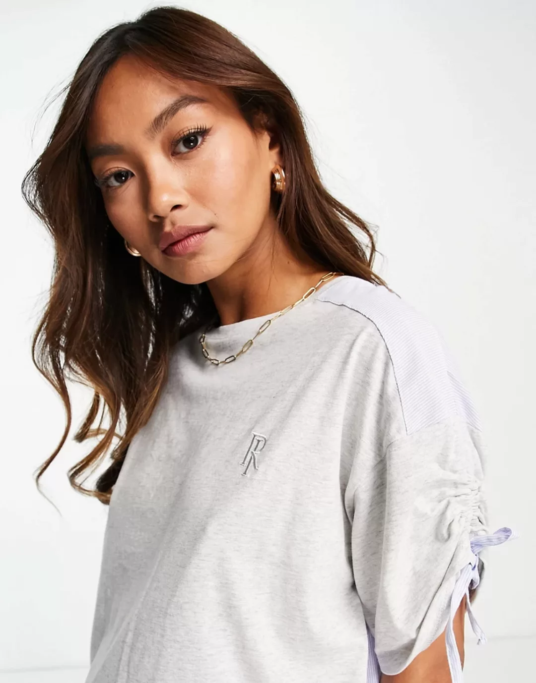 River Island – Hybrid-T-Shirt aus Hemdenstoff mit Rückenausschnitt in Grau günstig online kaufen