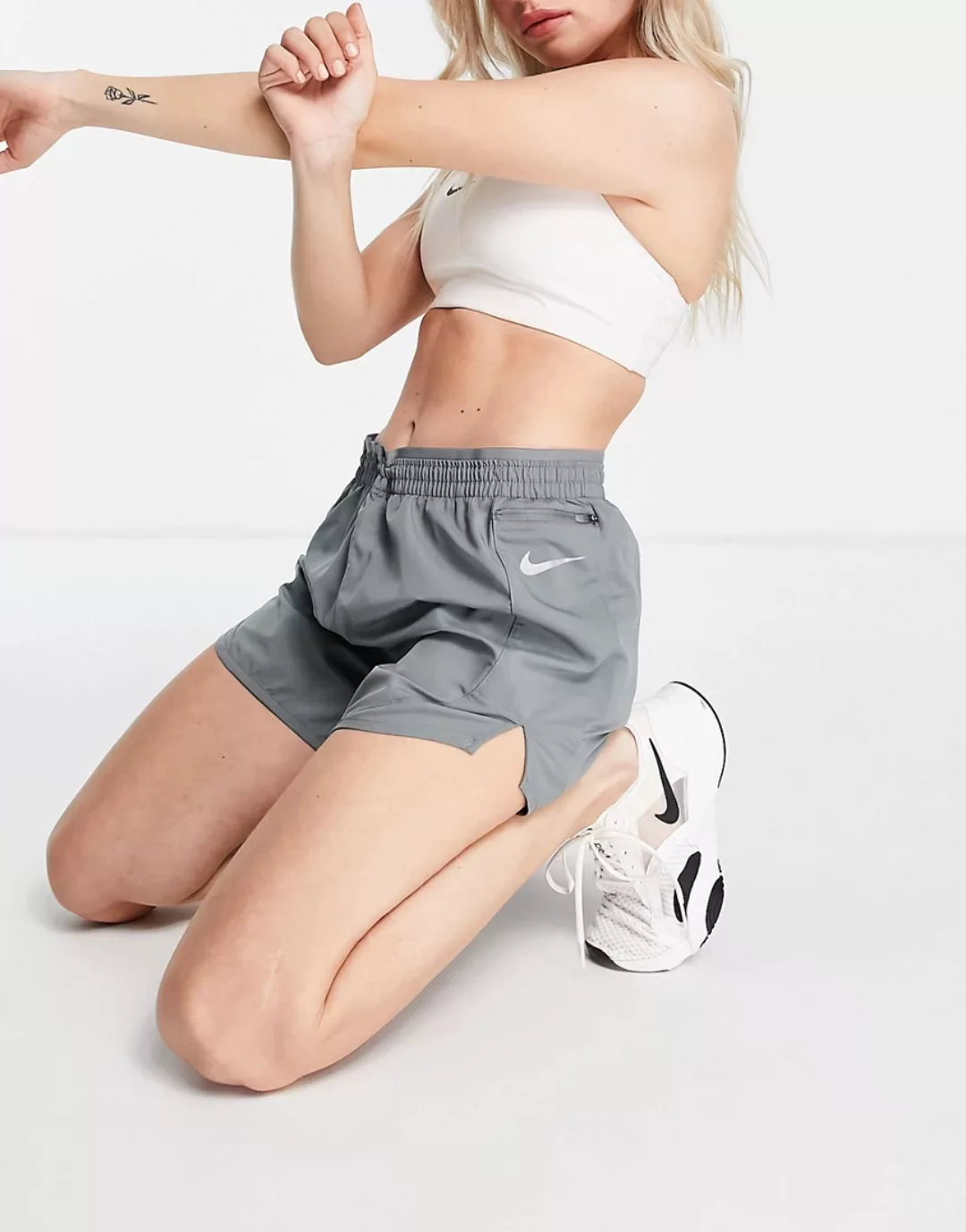 Nike Running – Tempo Luxe – Shorts in Grau, 5 Zoll günstig online kaufen