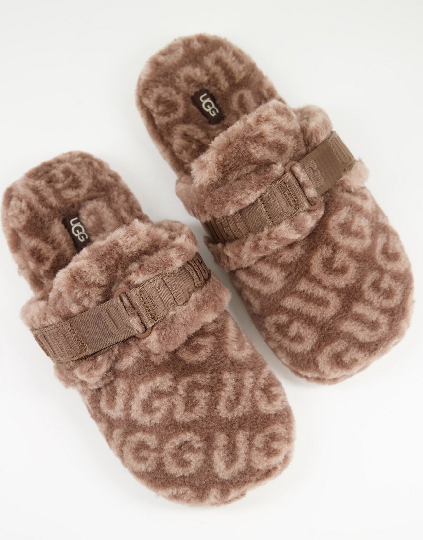 UGG – Flauschige Slipper aus Schaffell in Braun mit durchgehendem Logodesig günstig online kaufen