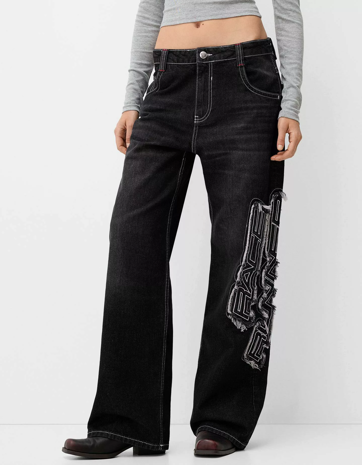 Bershka Jeans Im Baggy-Hosen-Fit Mit Aufnäher Damen 36 Schwarz günstig online kaufen