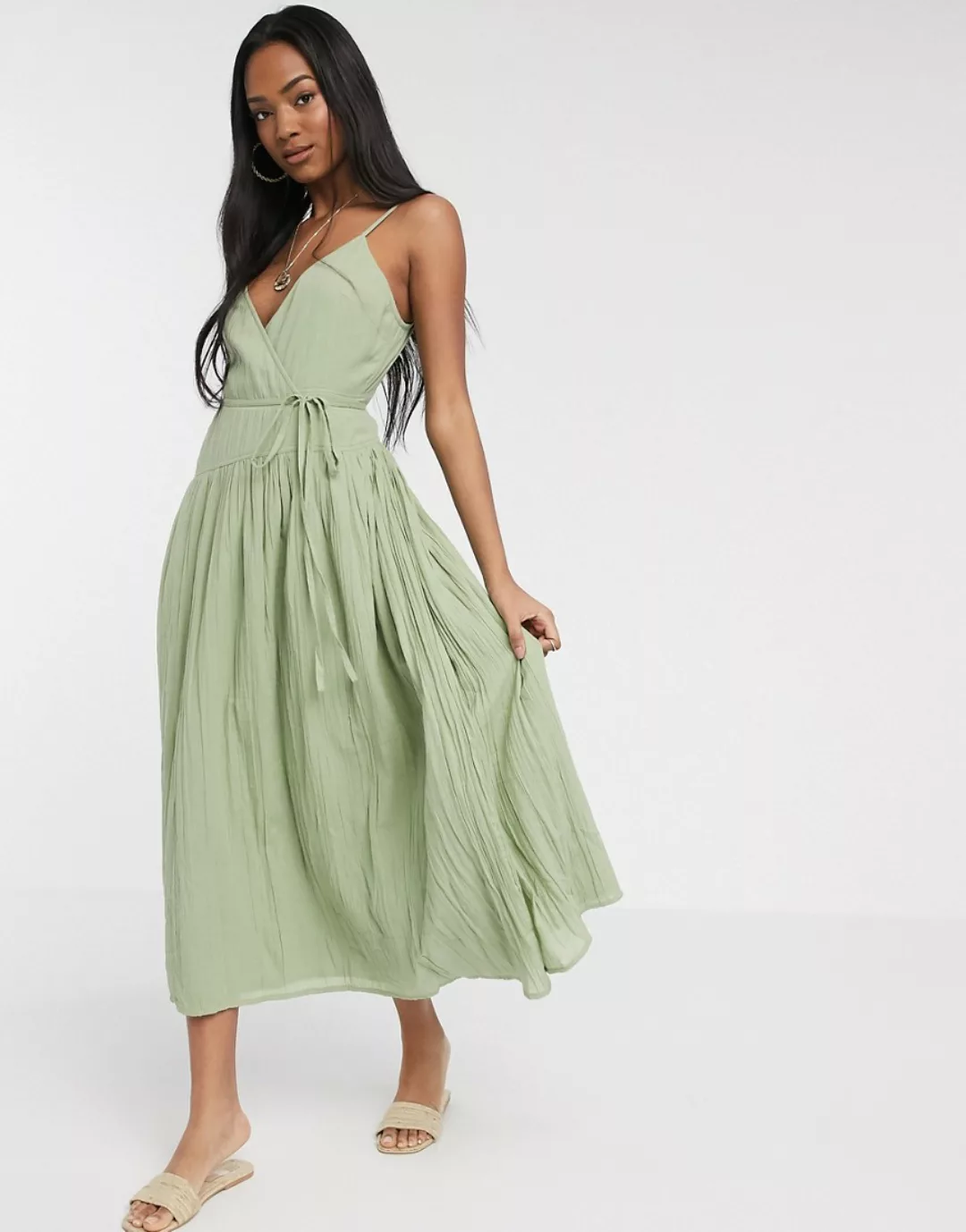 ASOS DESIGN – Crinkle-Maxikleid in Khaki mit Wickeldesign zum Binden-Grün günstig online kaufen