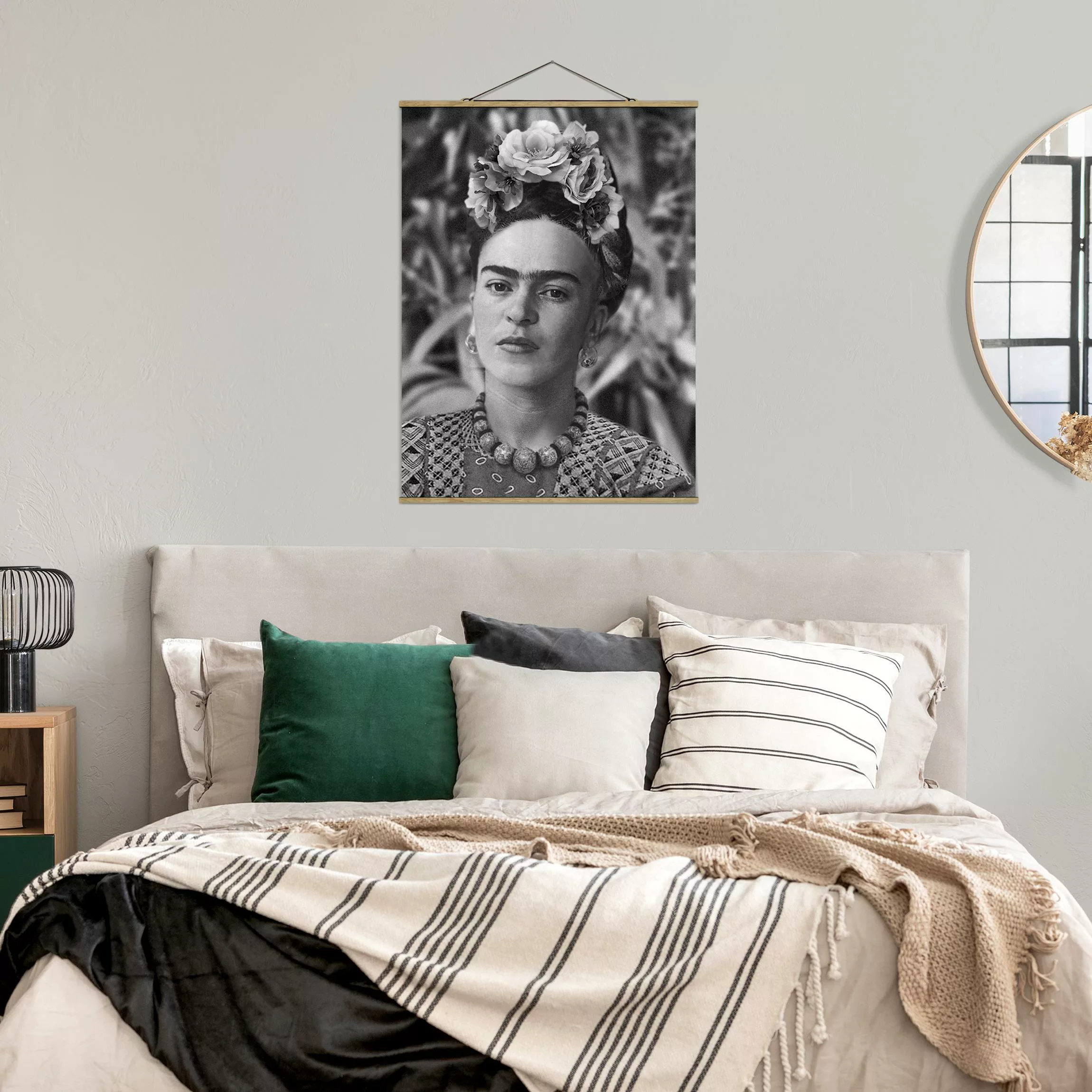 Stoffbild mit Posterleisten Frida Kahlo Foto Portrait mit Blumenkrone günstig online kaufen