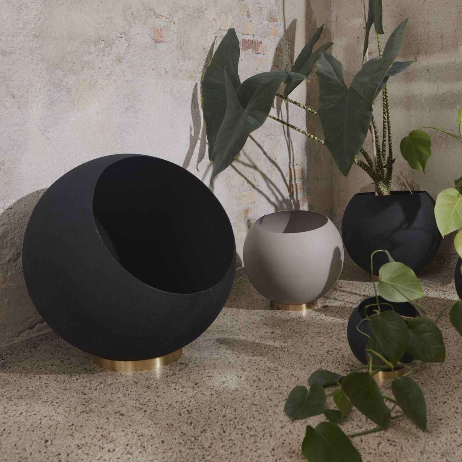 AYTM Blumentopf Globe, Ø 60 cm, schwarz, Aluminium, Stahl günstig online kaufen