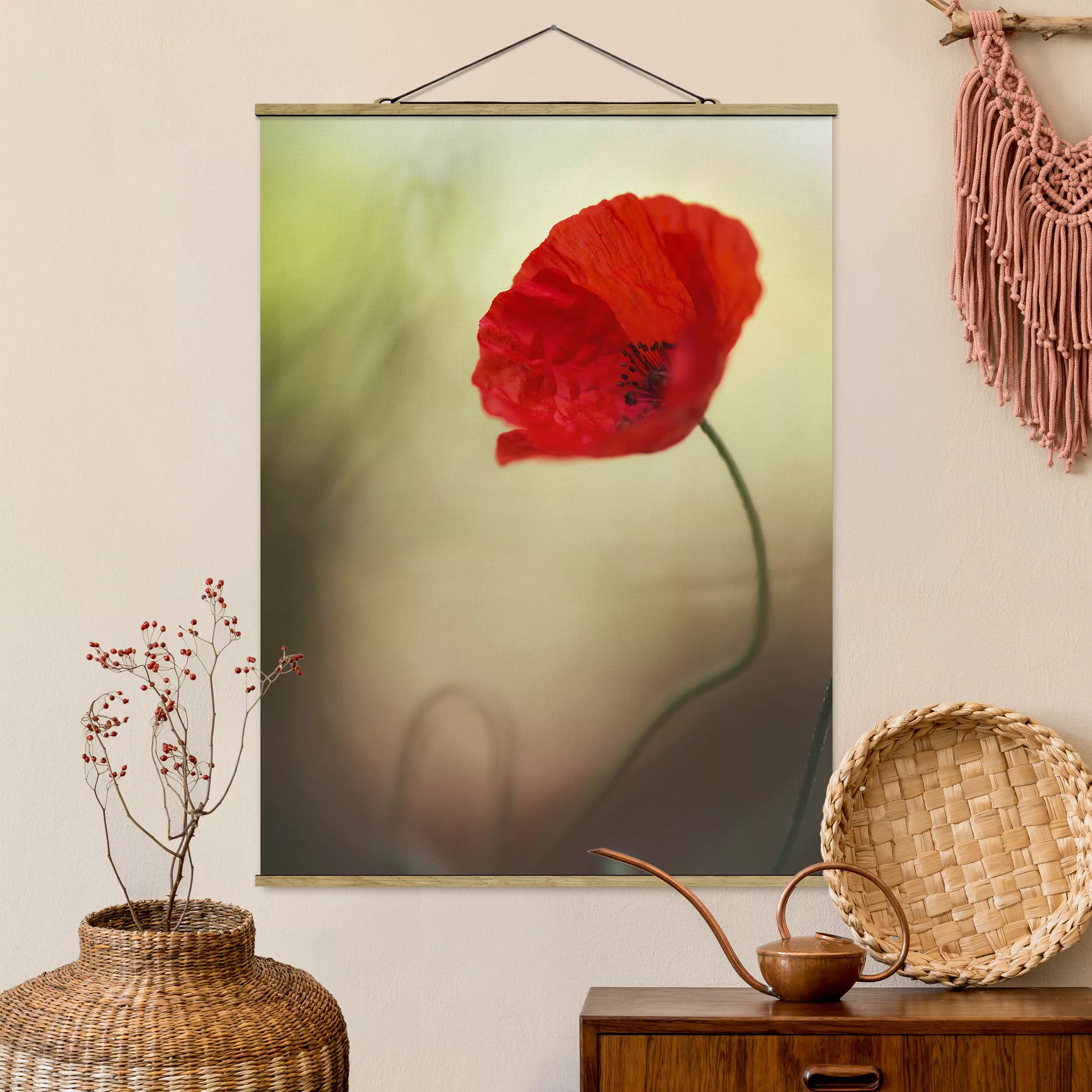 Stoffbild Blumen mit Posterleisten - Hochformat Mohnblüte im Garten günstig online kaufen