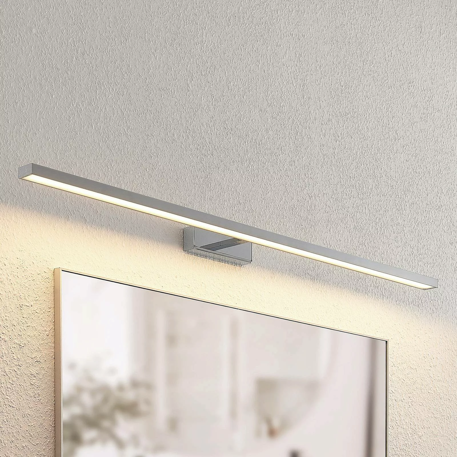 Lindby LED-Spiegelleuchte Jukka, 120 cm, chrom, Metall, IP44 günstig online kaufen