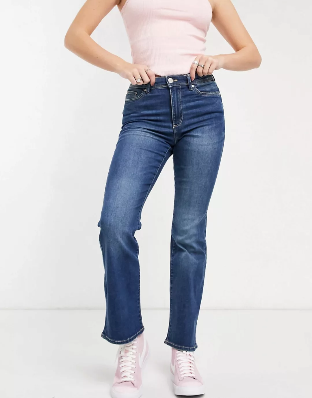 Only – Wauw – Ausgestellte Jeans mit mittelhohem Bund in Mittelblau günstig online kaufen