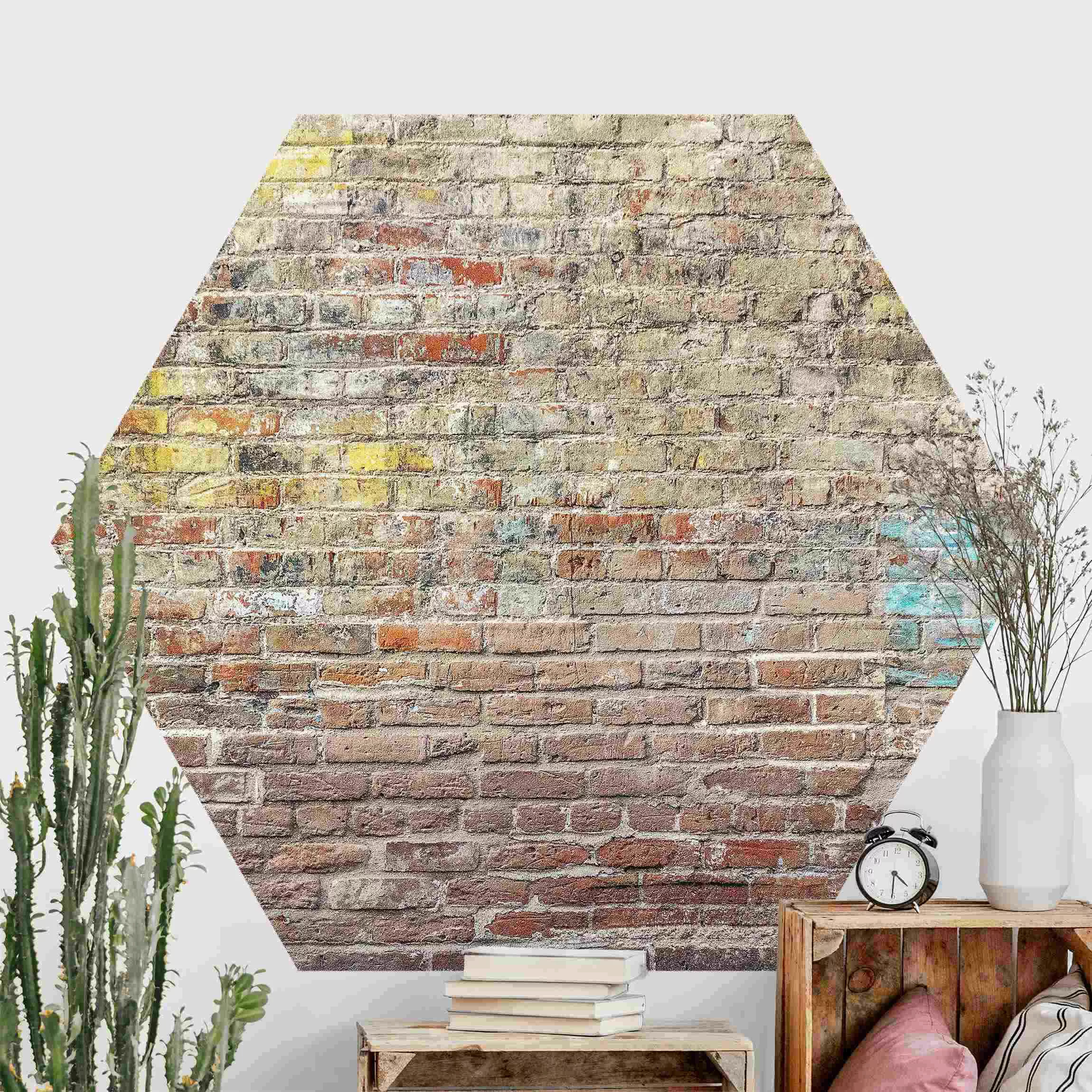 Hexagon Mustertapete selbstklebend Backsteinwand mit Shabby Farbakzenten günstig online kaufen