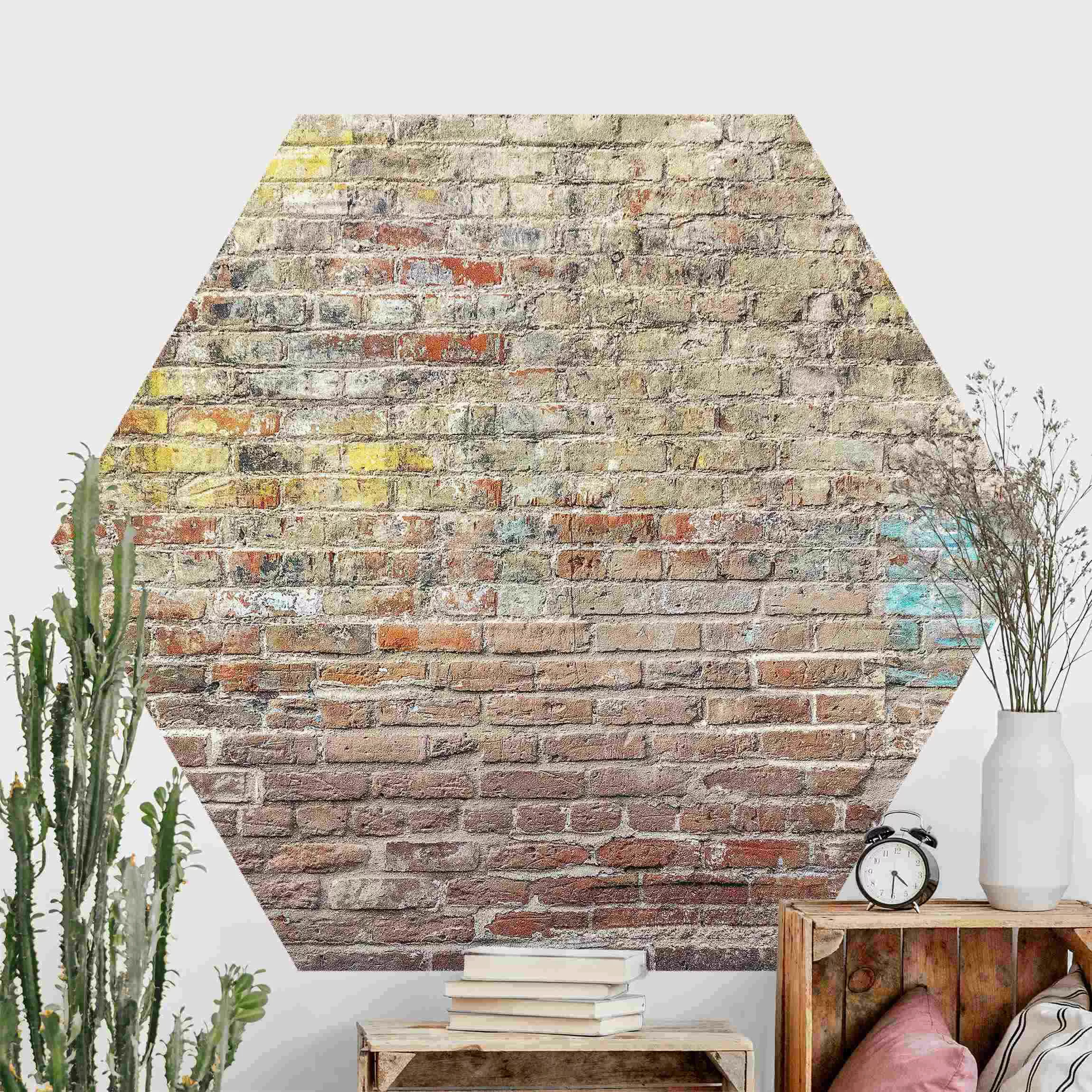 Hexagon Mustertapete Backsteinwand mit Shabby Farbakzenten günstig online kaufen