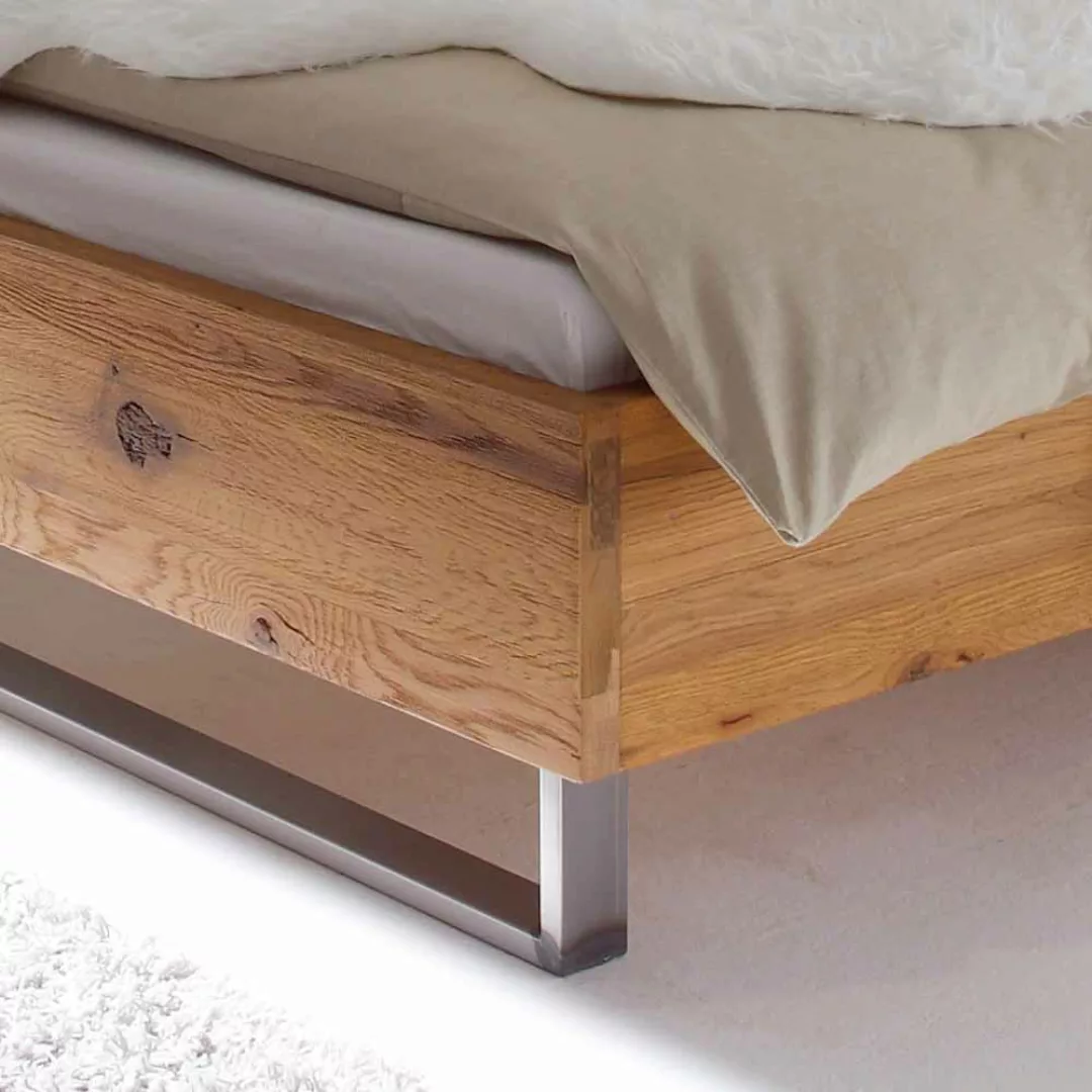 Bett aus Wildeiche Massivholz mit gepolstertem Kopfteil günstig online kaufen