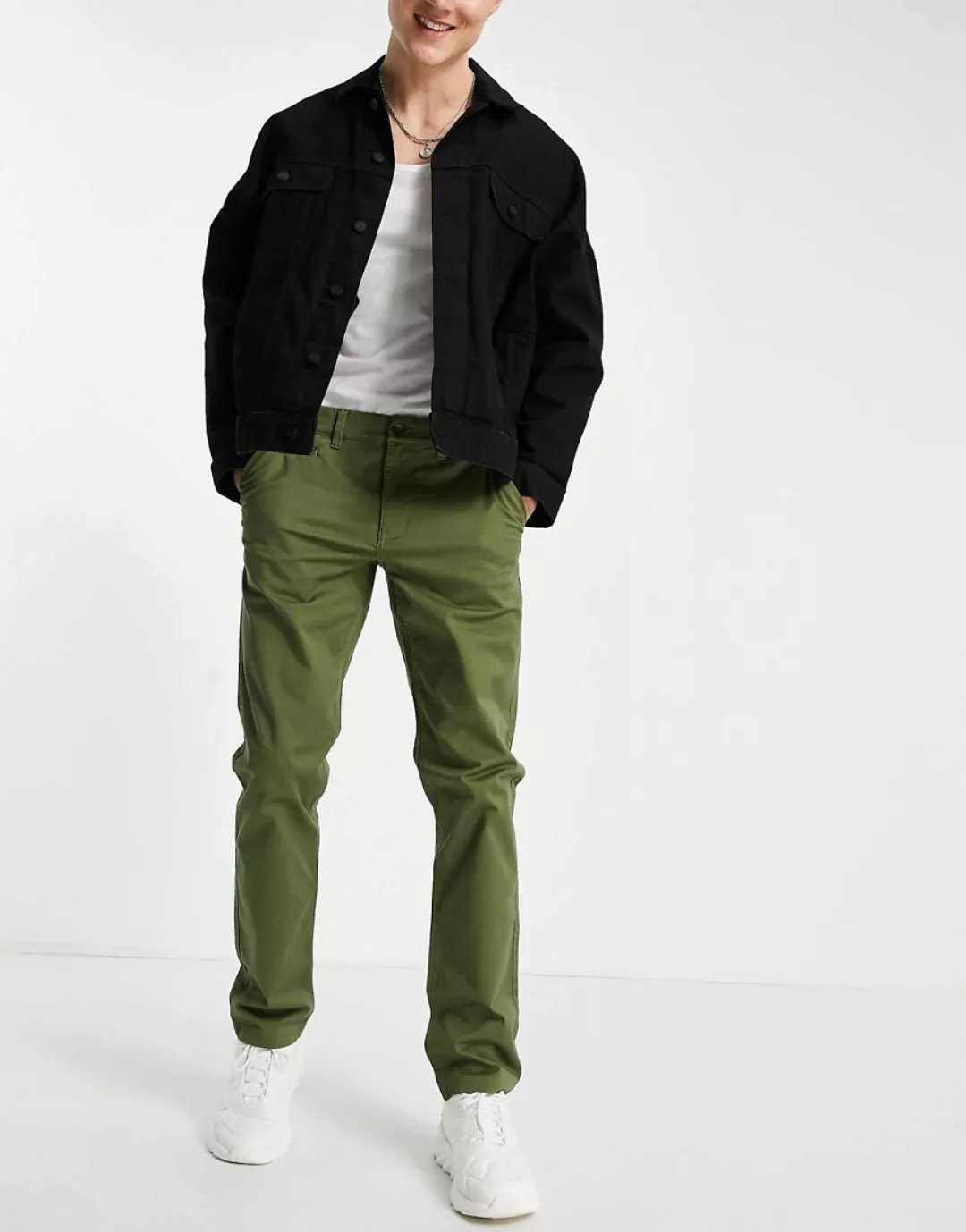 New Look – Schmale Chinohose in Khaki-Grün günstig online kaufen