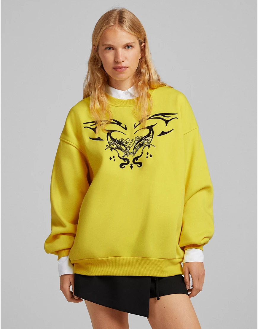 Bershka – Oversized-Sweatshirt in Gelb mit Grafik günstig online kaufen