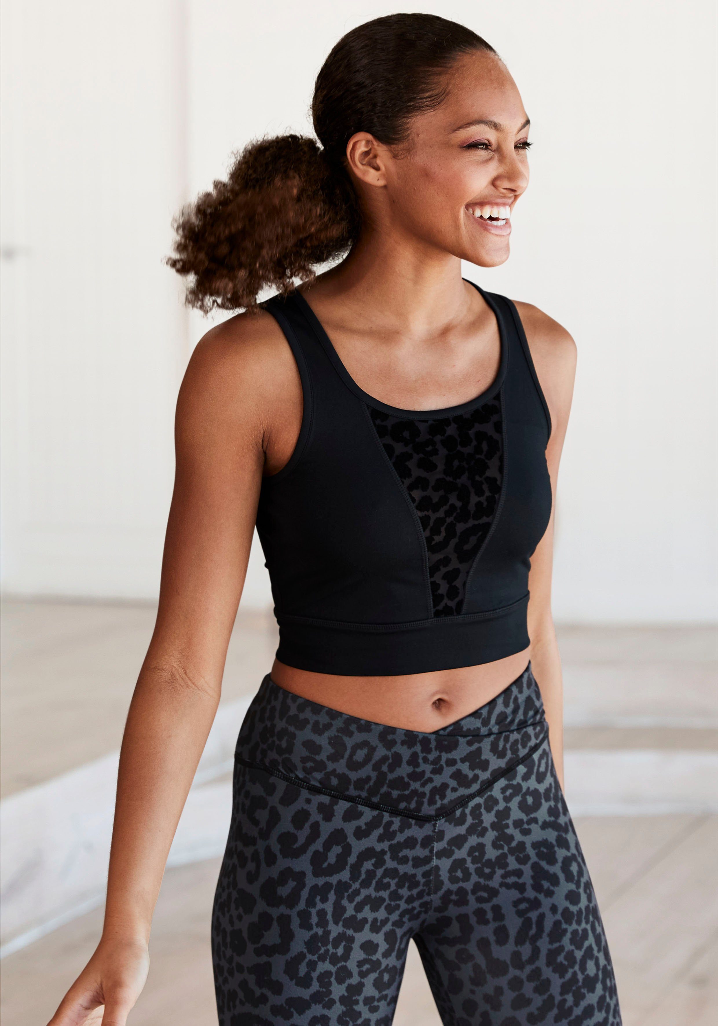 LASCANA ACTIVE Funktionsshirt, mit Mesh-Einsatz und Leo Muster günstig online kaufen