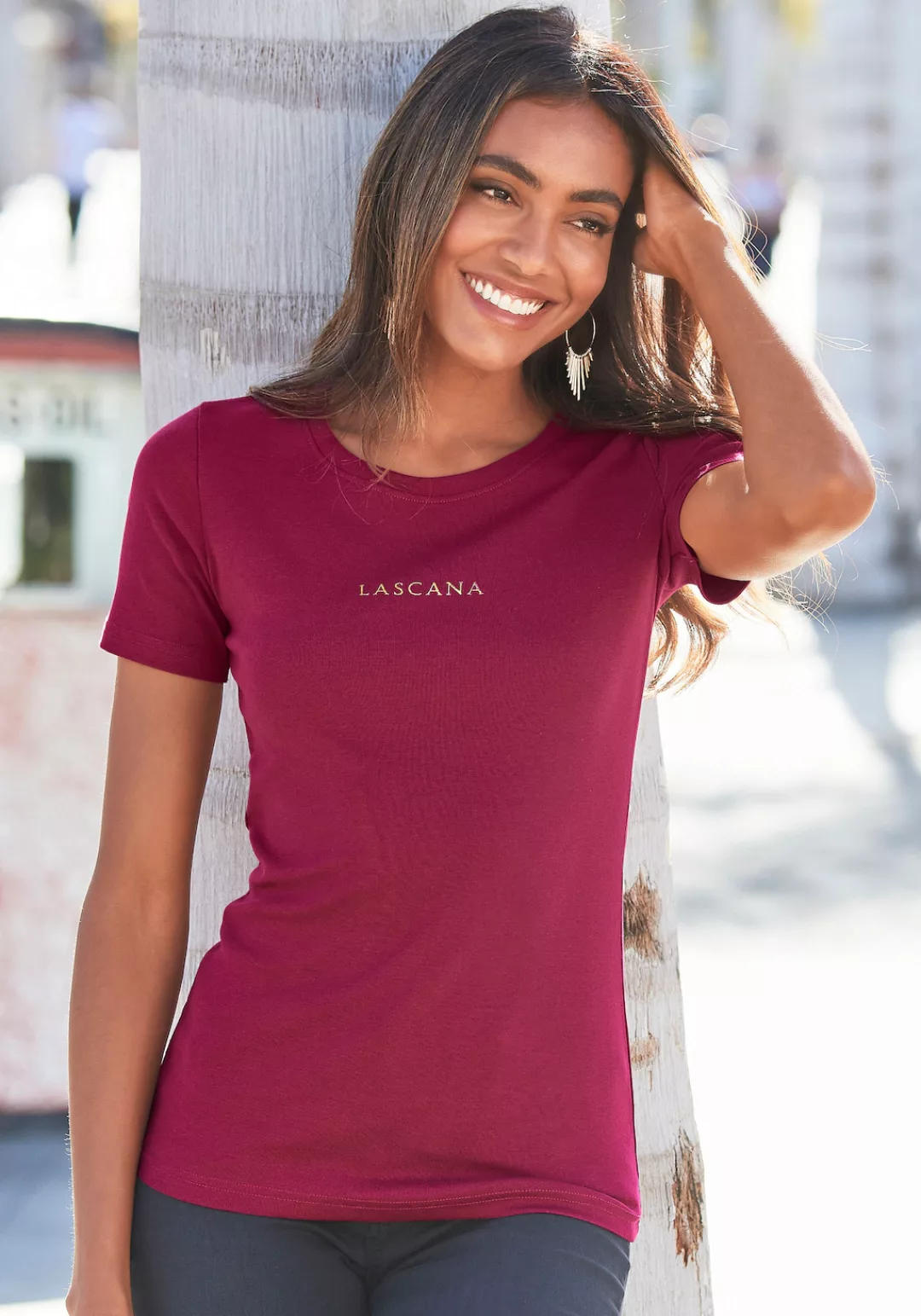 LASCANA T-Shirt, mit goldenem Logodruck günstig online kaufen