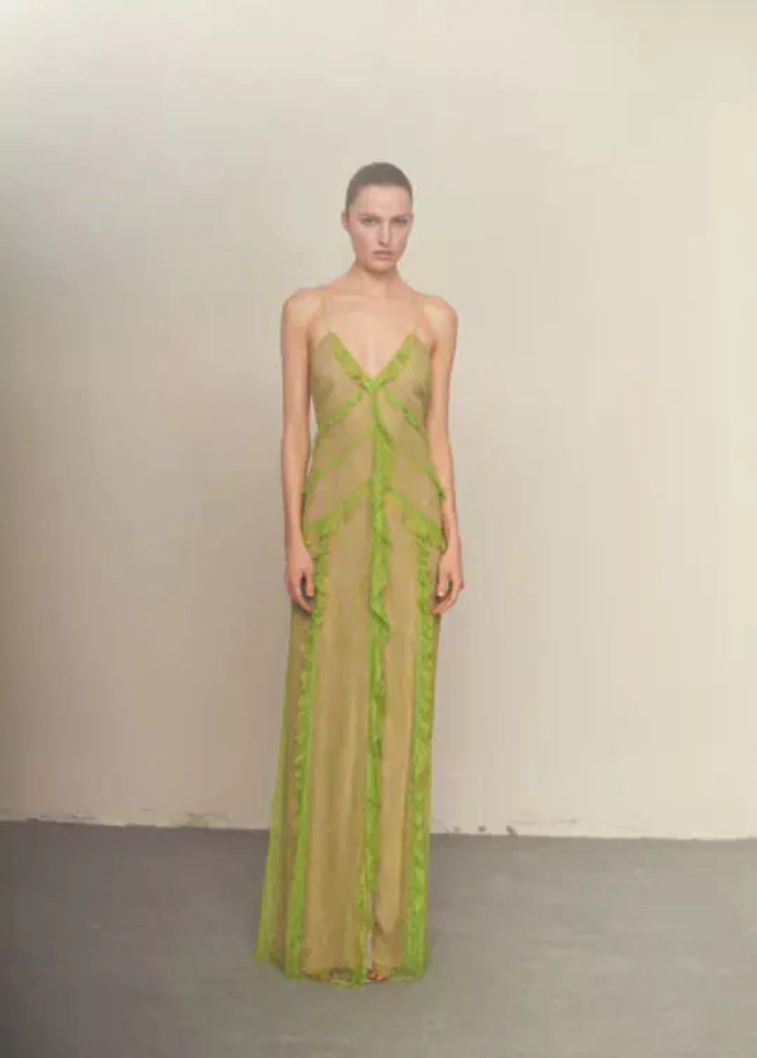 Kleid aus Seidenspitze mit Rüschendesign günstig online kaufen