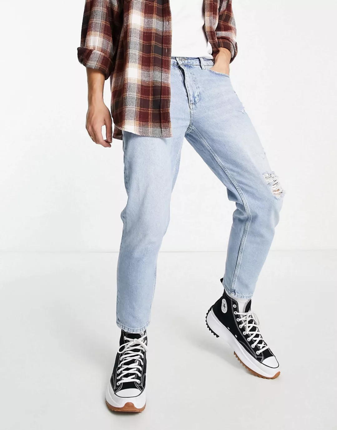 ASOS DESIGN – Klassische, feste Jeans in heller Waschung mit Abnutzungen-Bl günstig online kaufen