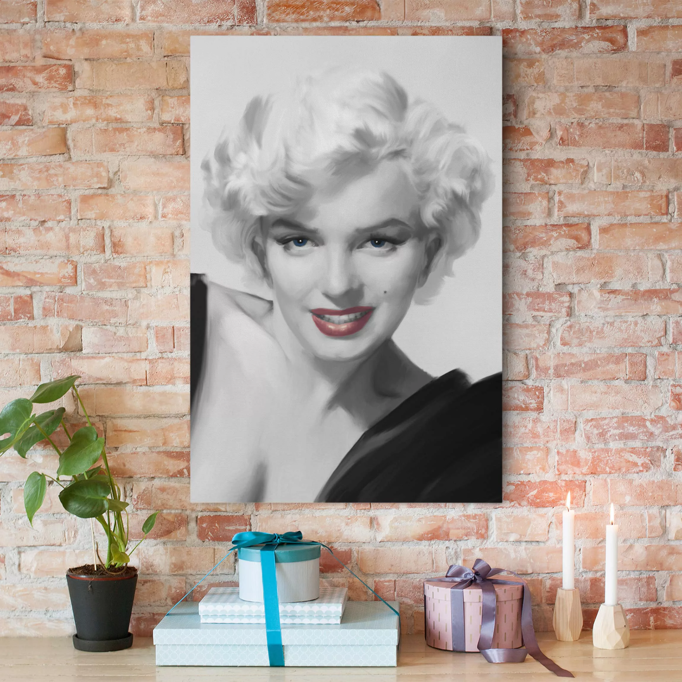 Leinwandbild Schwarz-Weiß - Hochformat Marilyn auf Sofa günstig online kaufen