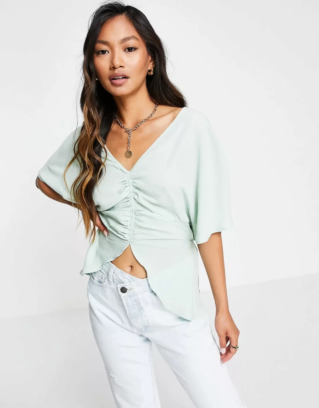 ASOS DESIGN – Bluse mit V-Ausschnitt und gerüschter Vorderseite in Minzgrün günstig online kaufen