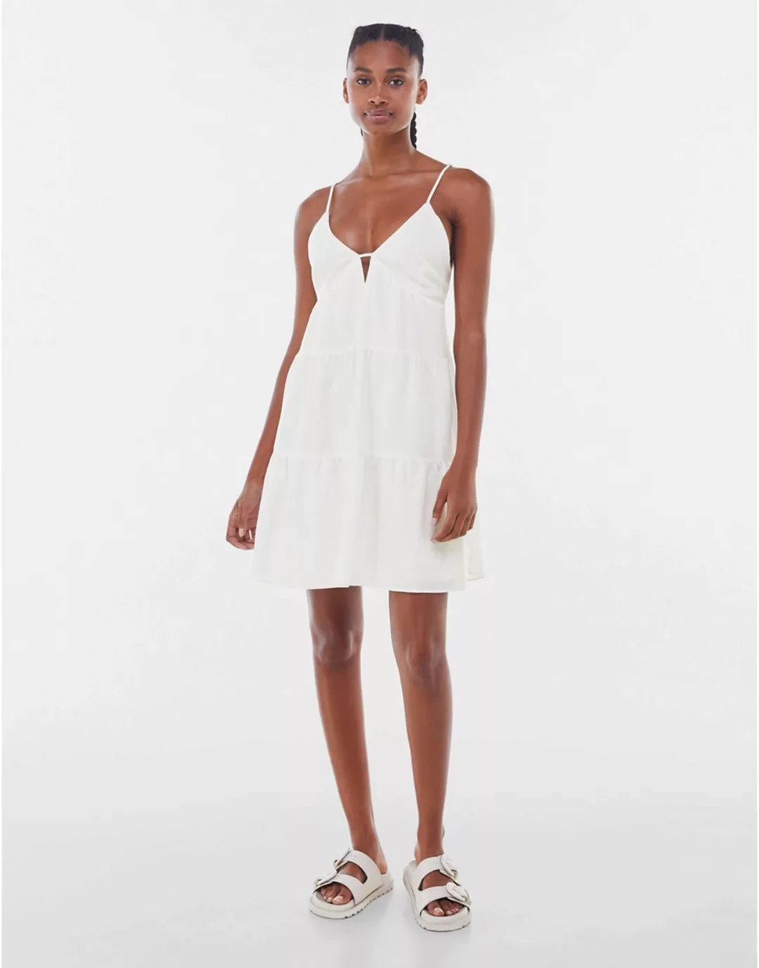 Bershka – Gestuftes Babydoll-Sommerkleid in Weiß mit Rückenausschnitt günstig online kaufen