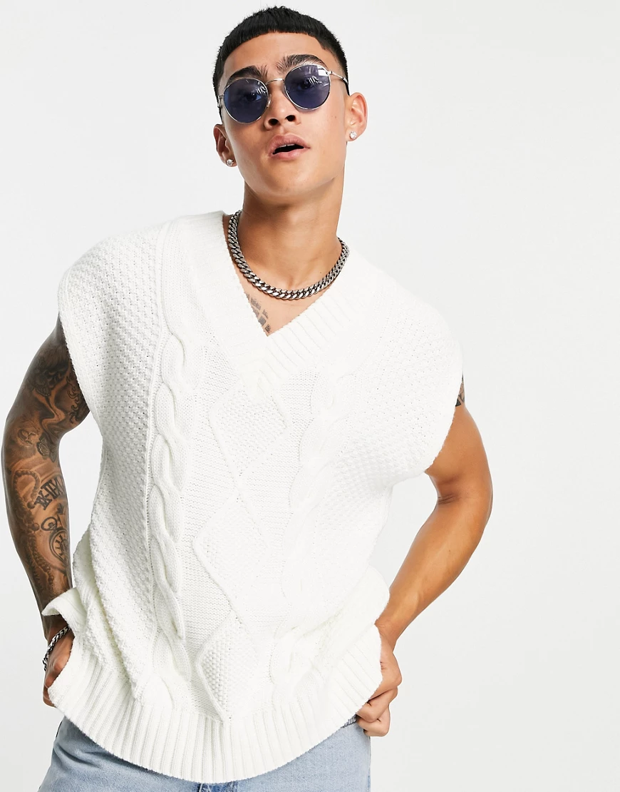 Topman – Gestricktes Oversize-Tanktop in Ecru mit V-Ausschnitt und Zopfmust günstig online kaufen