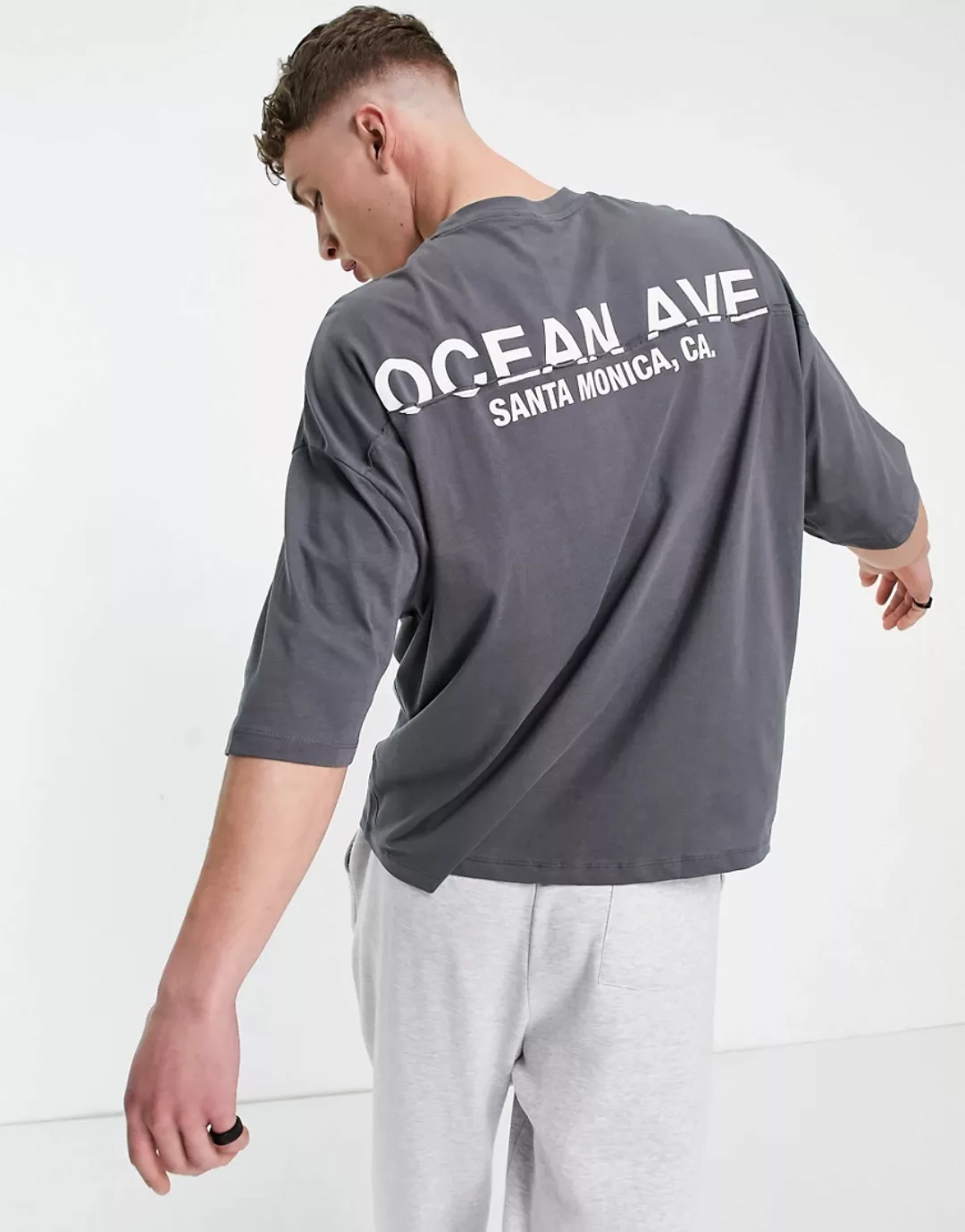 ASOS DESIGN – Oversize-T-Shirt aus Bio-Baumwolle in Grau mit „Santa Monica” günstig online kaufen