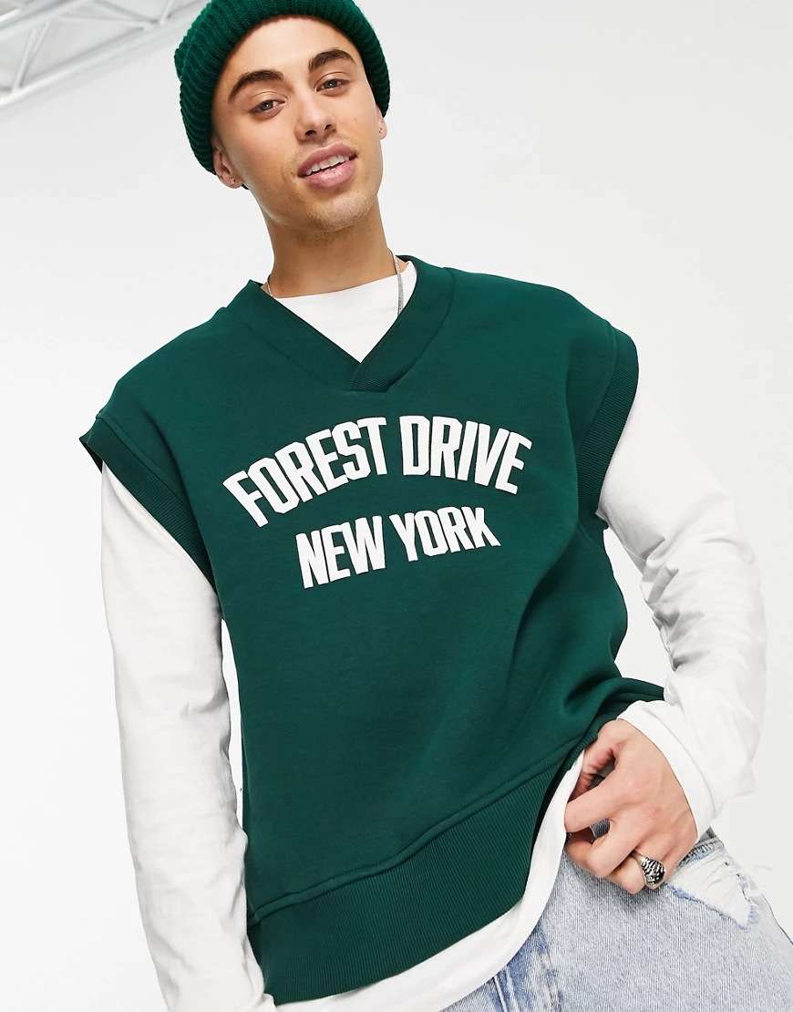 River Island – Ärmelloser Pullover im College-Look in Grün mit V-Ausschnitt günstig online kaufen