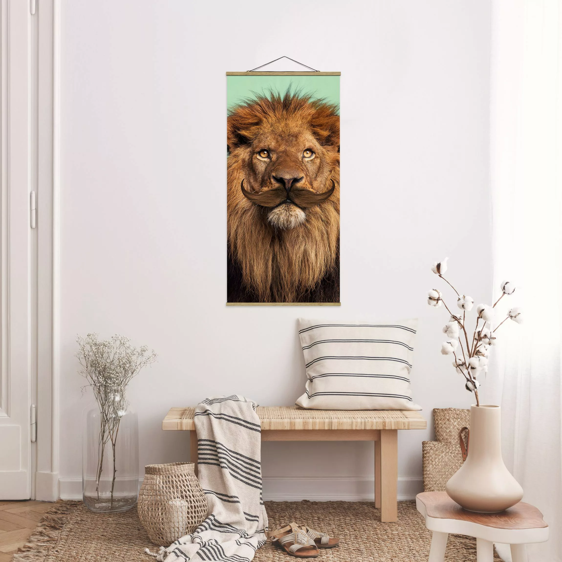 Stoffbild Tiere mit Posterleisten - Hochformat Löwe mit Bart günstig online kaufen
