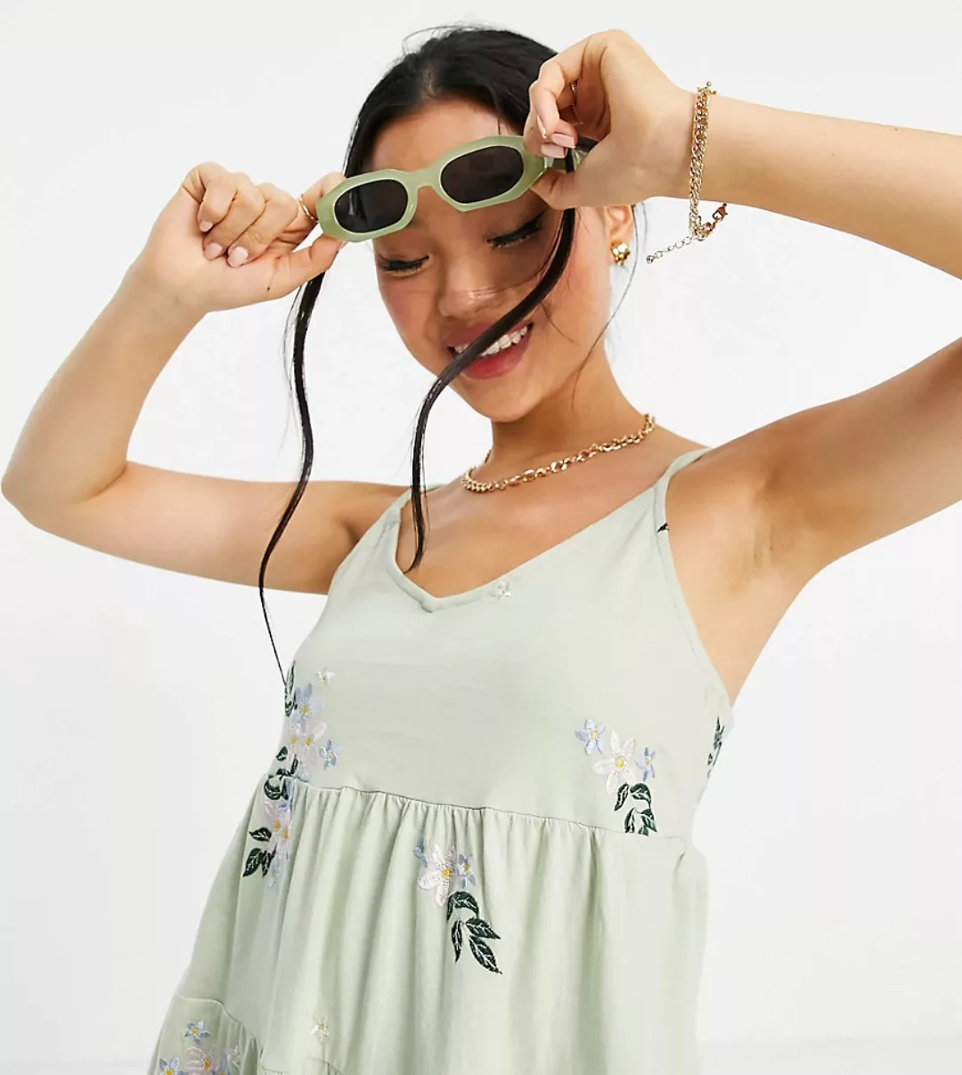 ASOS DESIGN Petite – Gestuftes Mini-Sommerkleid mit Riemchenträgern in Salb günstig online kaufen