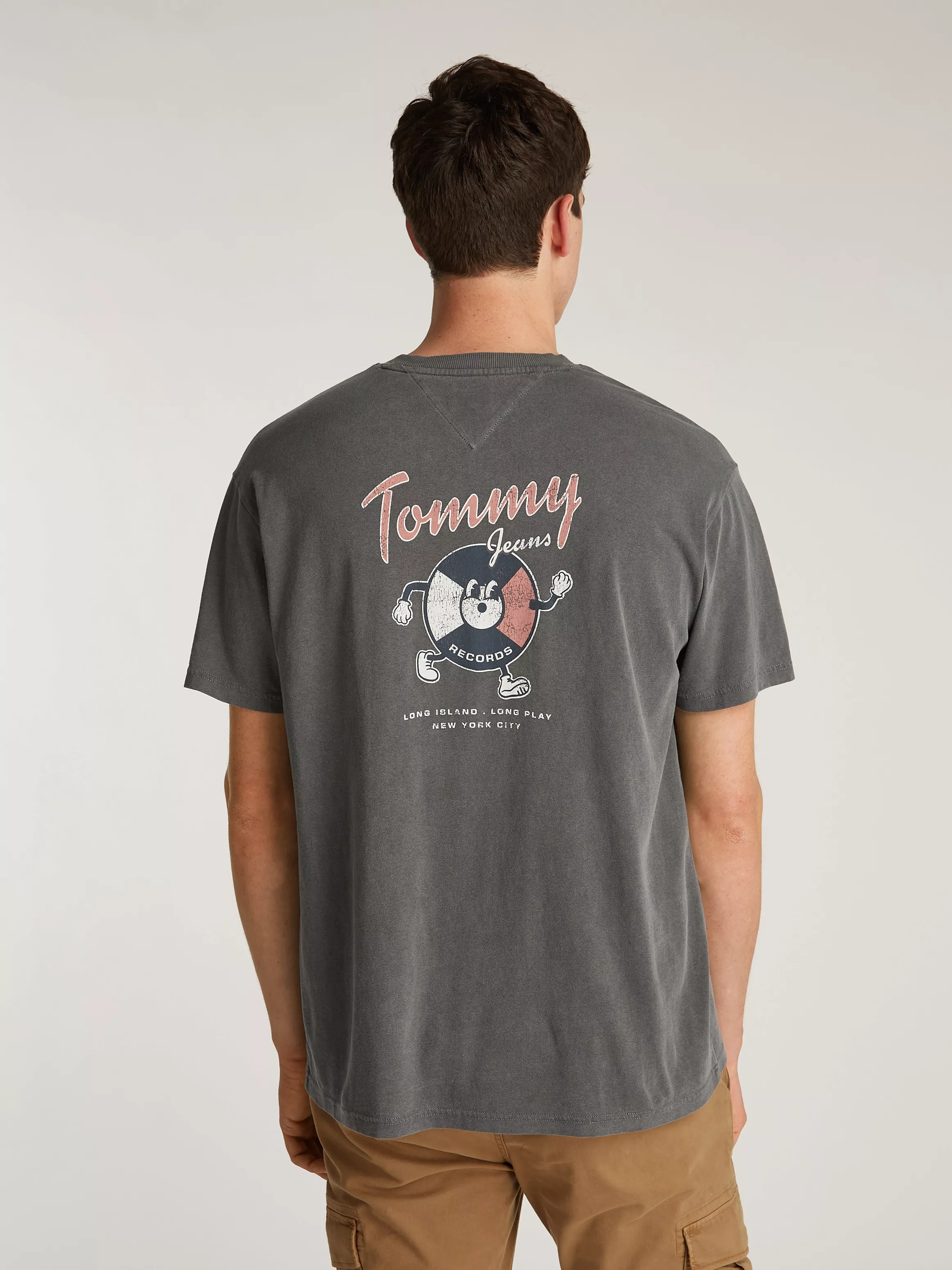 Tommy Jeans T-Shirt "TJM RLX NOVELTY 2 GMD TEE", mit großem Logo am Rücken günstig online kaufen