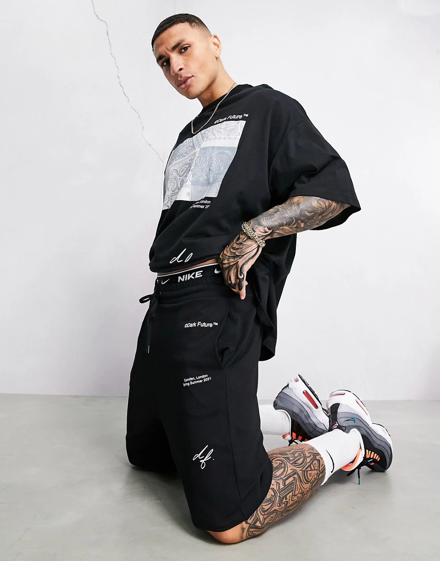 ASOS – Dark Future – Shorts in Schwarz mit mehreren Logoprints, Kombiteil günstig online kaufen