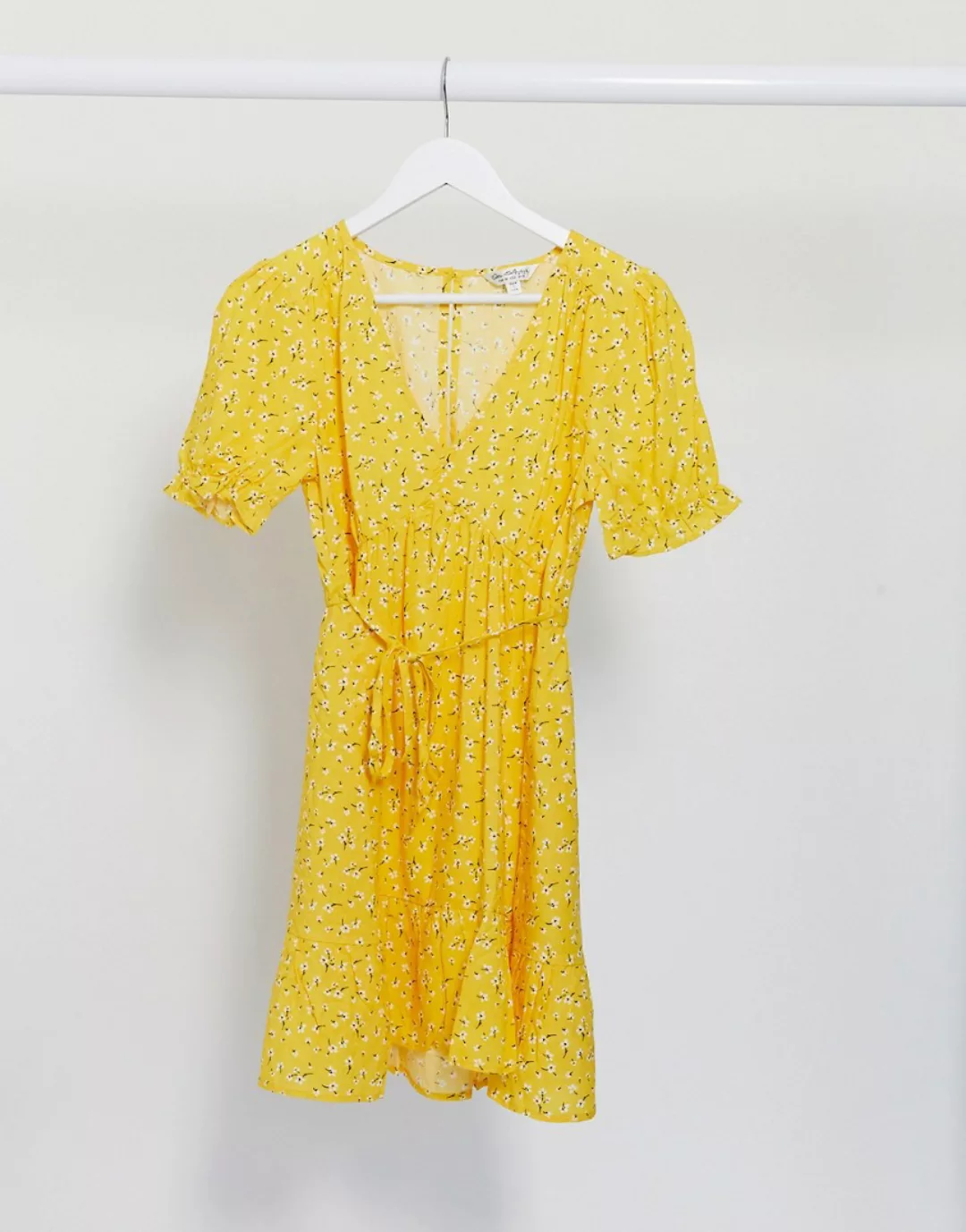 Miss Selfridge – Geblümtes Mini-Freizeitkleid in Gelb günstig online kaufen