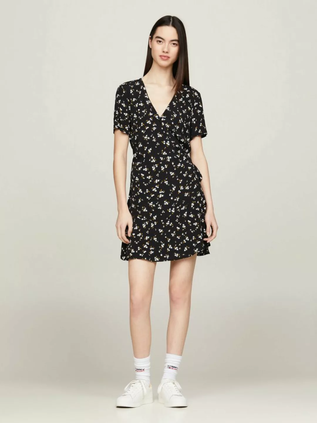 Tommy Jeans Wickelkleid TJW FLORAL RUFFLE WRAP DRESS mit V-Ausschnitt günstig online kaufen