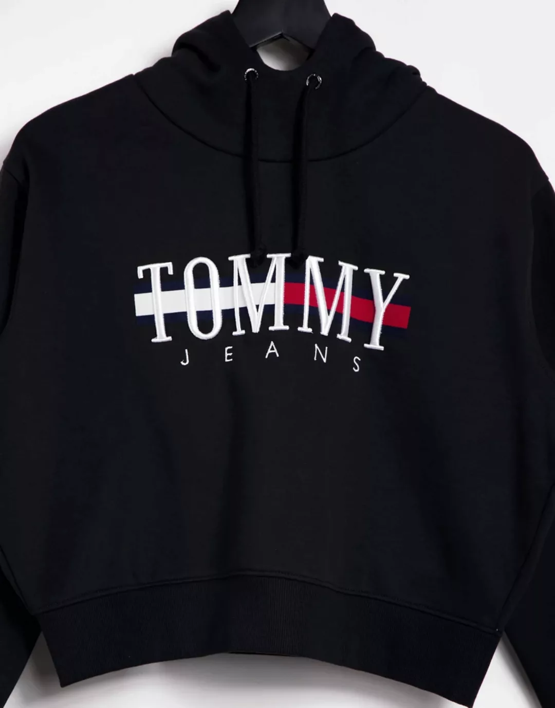 Tommy Jeans – Lockerer, kurzer Kapuzenpullover mit Logo in Schwarz günstig online kaufen