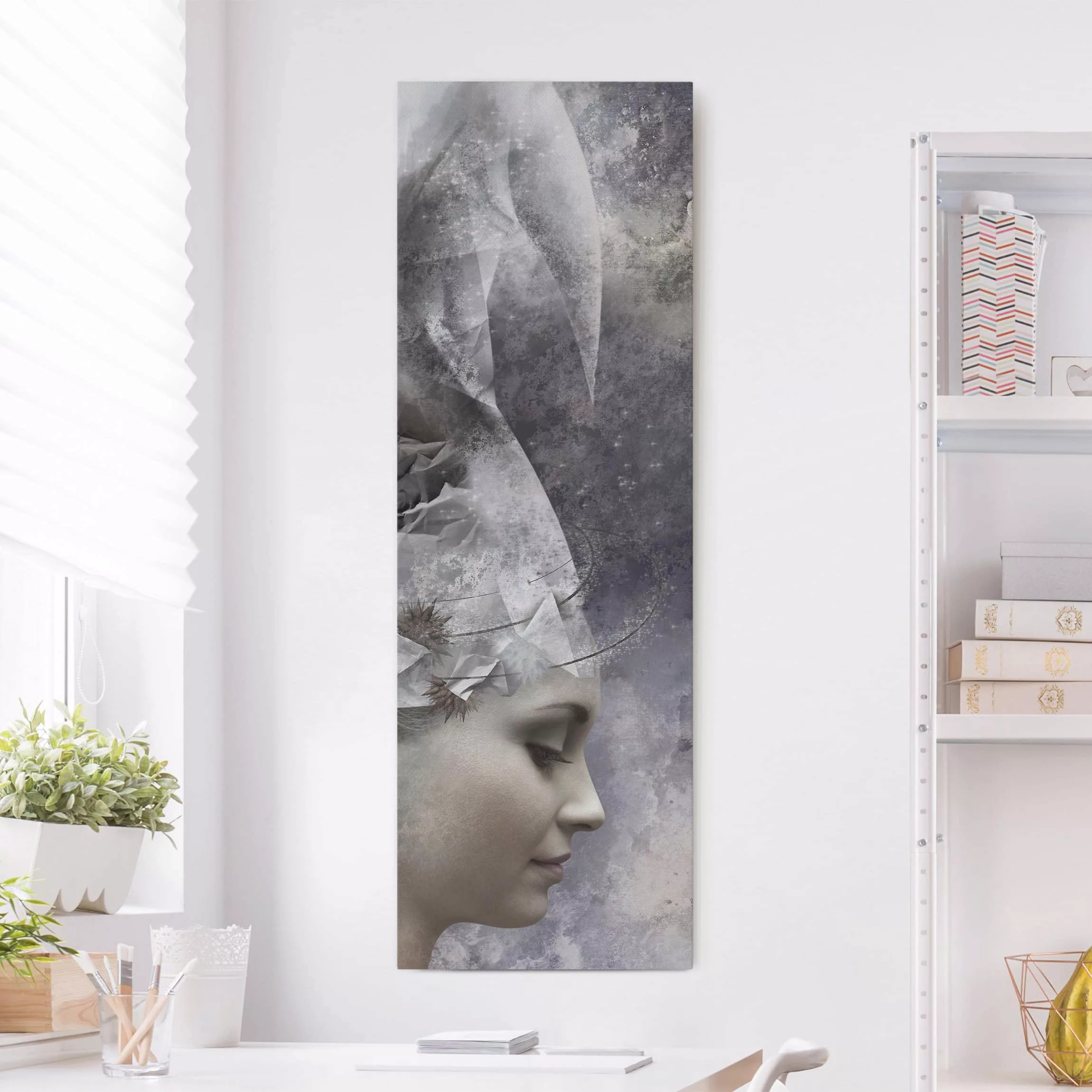 Leinwandbild Schwarz-Weiß - Hochformat Unordinary Girl günstig online kaufen