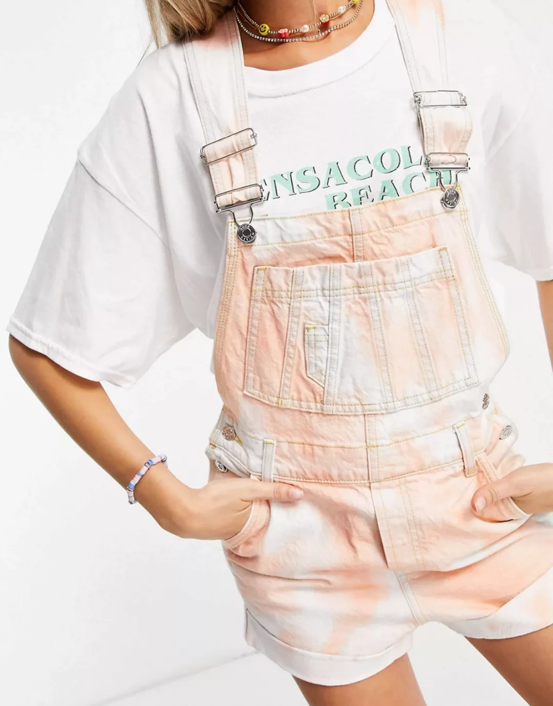 ASOS DESIGN – Kurze Jeans-Latzhose mit Batikmuster-Mehrfarbig günstig online kaufen