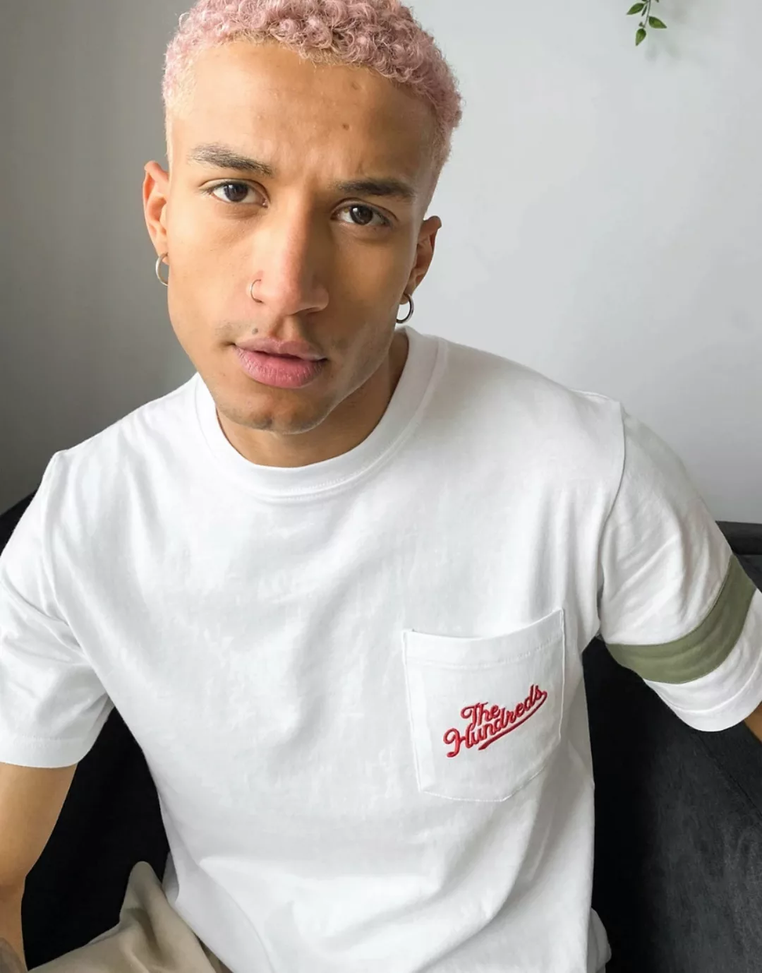The Hundreds – T-Shirt in Weiß mit Logo und Tasche günstig online kaufen