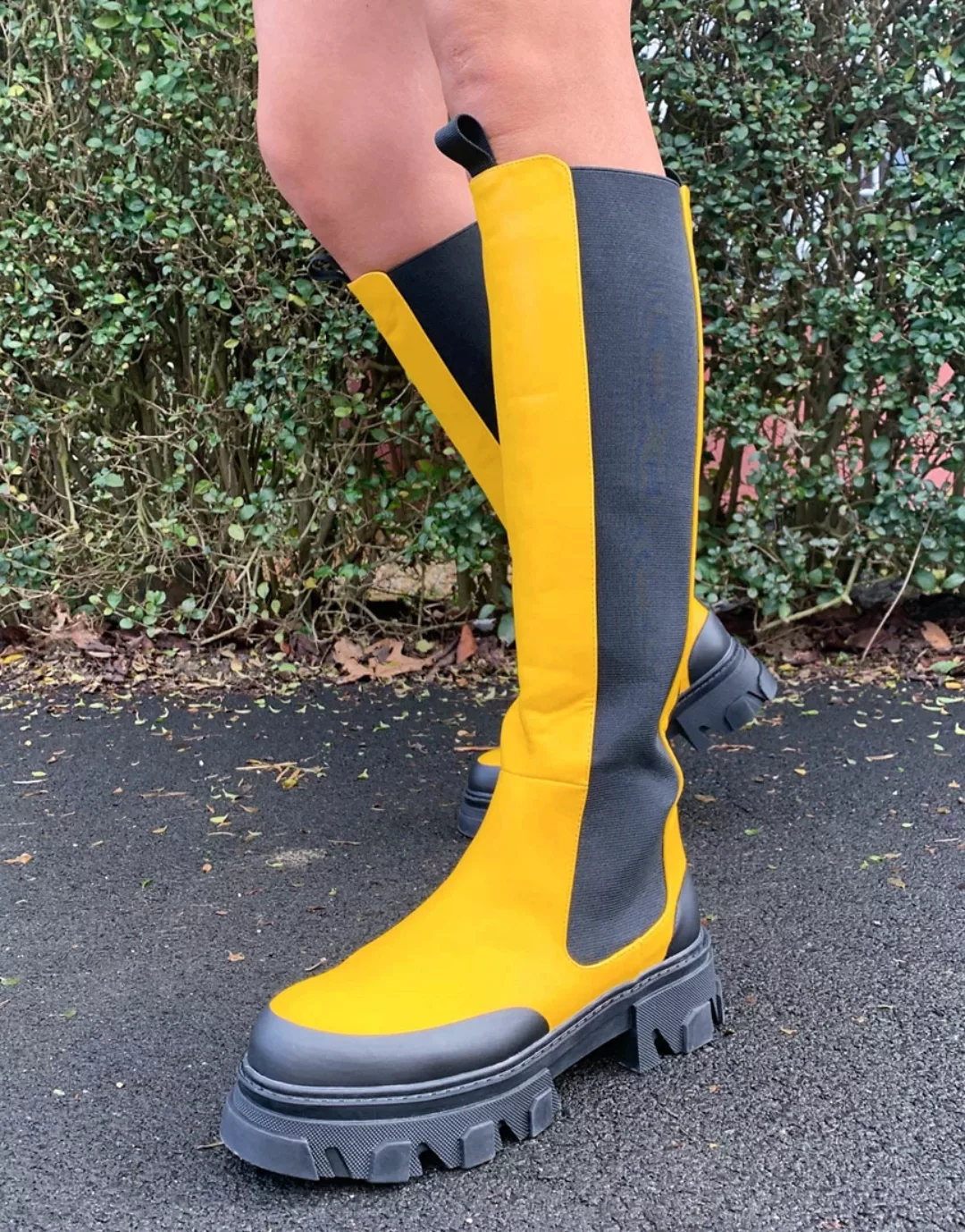 Public Desire – Monique – Kniehohe Stiefel mit dicker Sohle in Gelb günstig online kaufen