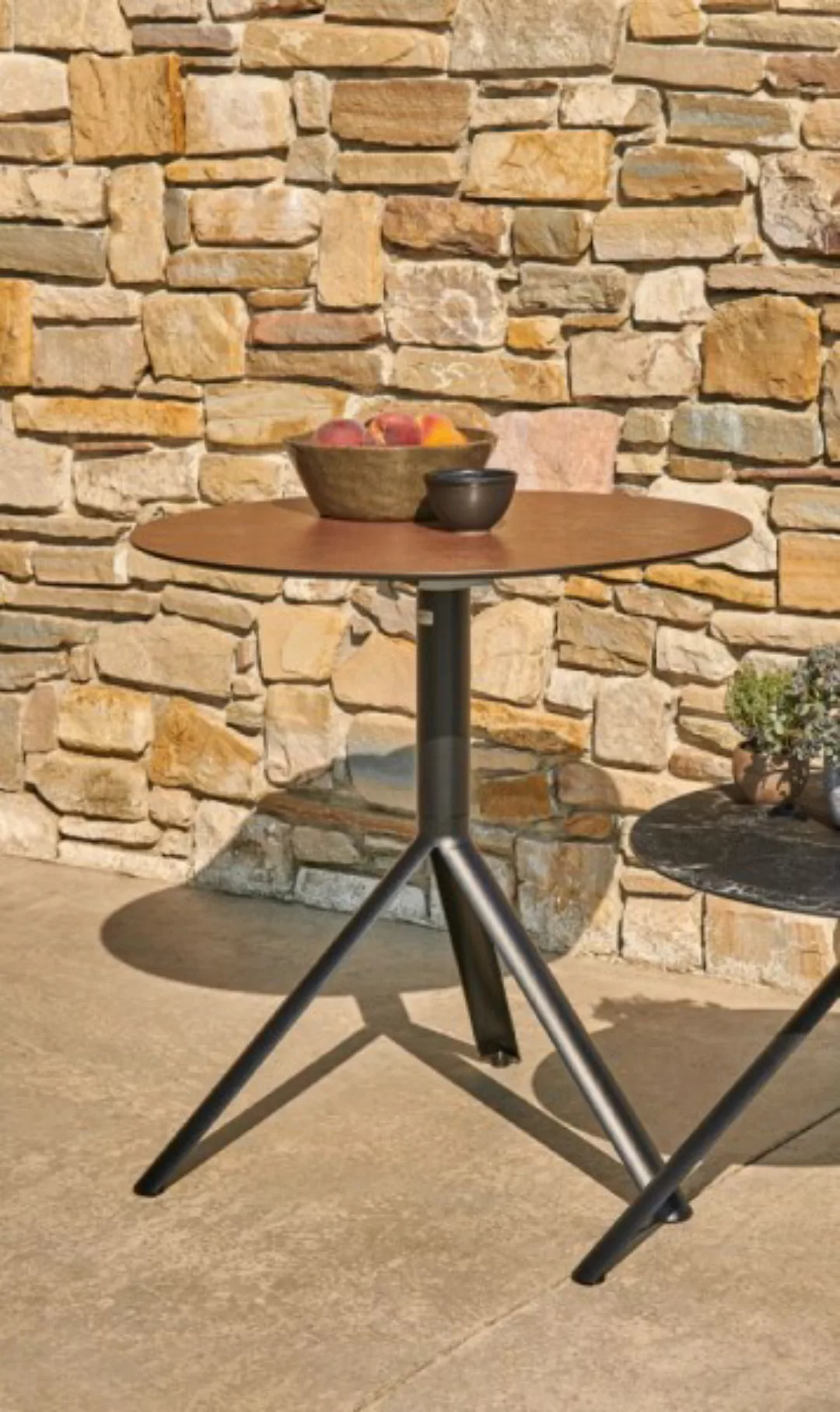 Trio Outdoor Bistrotisch rund Schwarz HPL Corten ∅70 cm günstig online kaufen