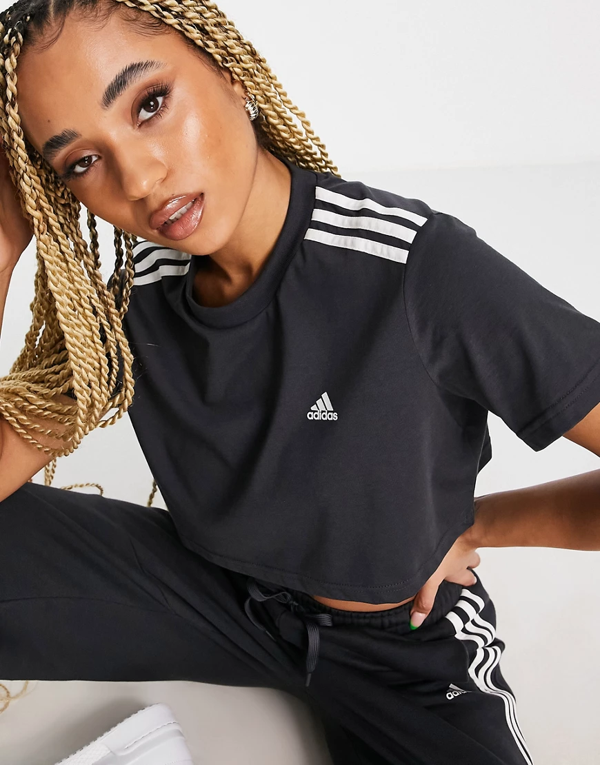 adidas – Training – T-Shirt in Dunkelgrau mit kurzem Schnitt und den drei S günstig online kaufen