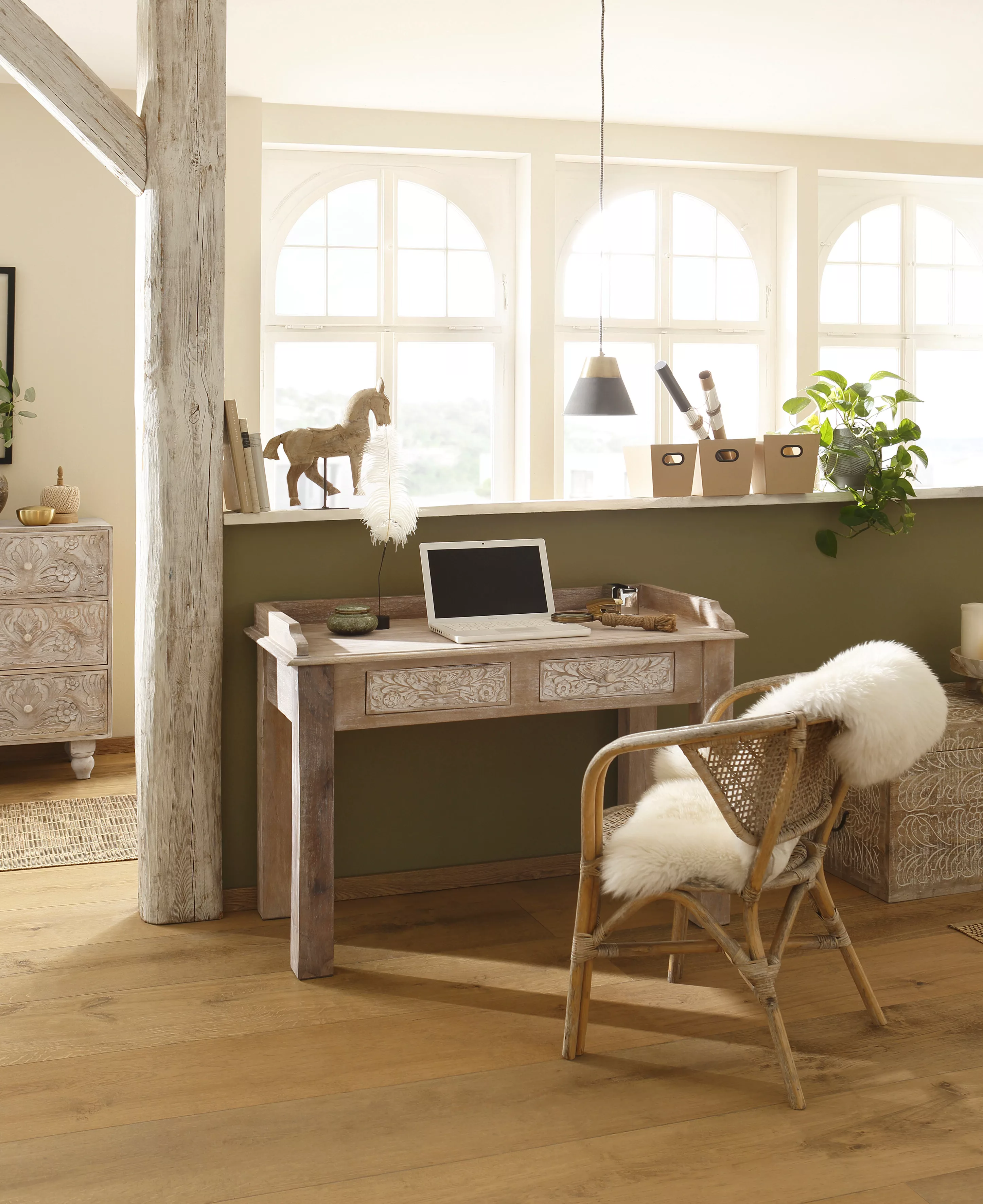 Home affaire Schreibtisch "Lavin", Mangoholz, mit dekorativen Schnitzereien günstig online kaufen