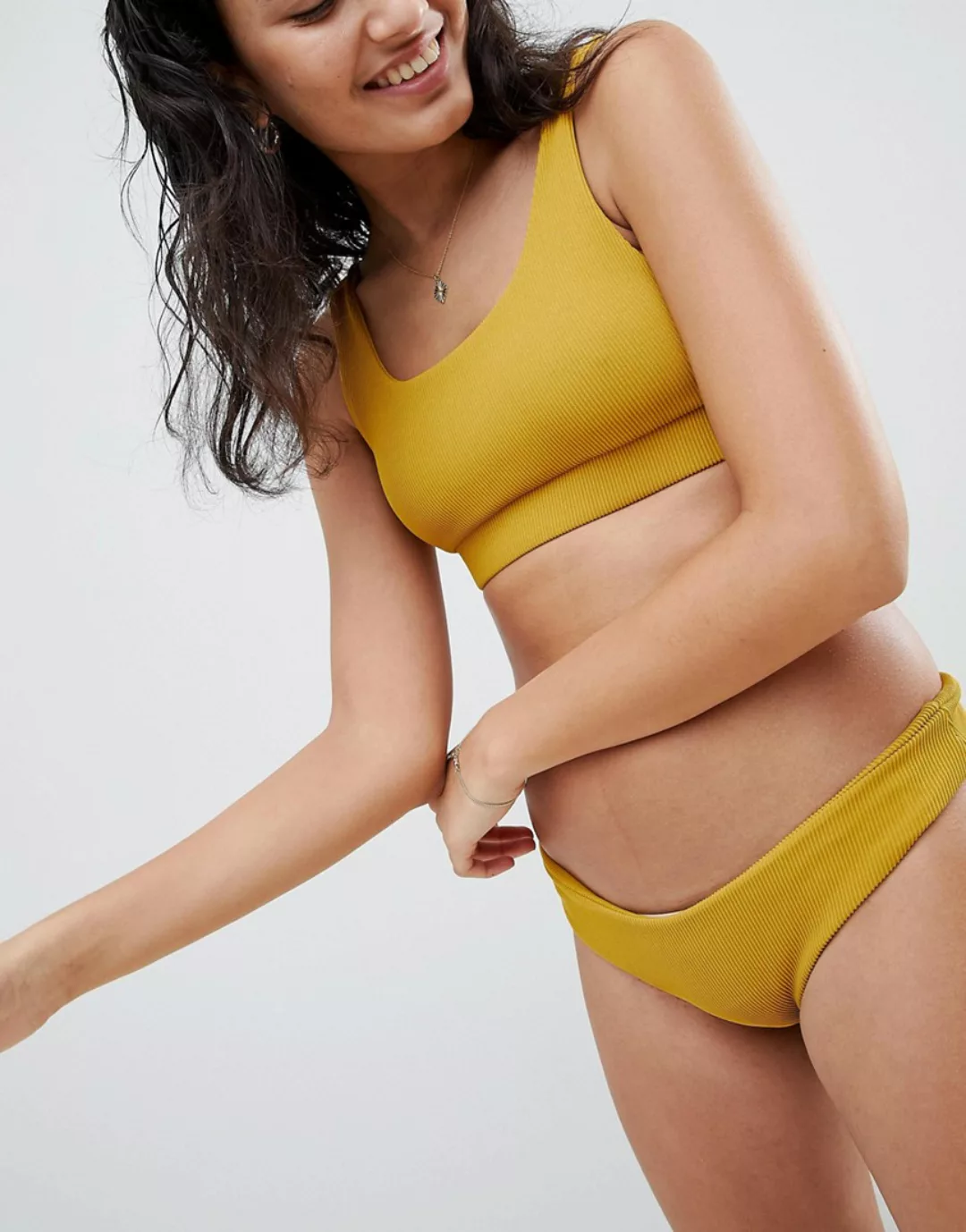 Kulani Kinis – Gerippte, knappe Bikinihose in Senfgelb günstig online kaufen