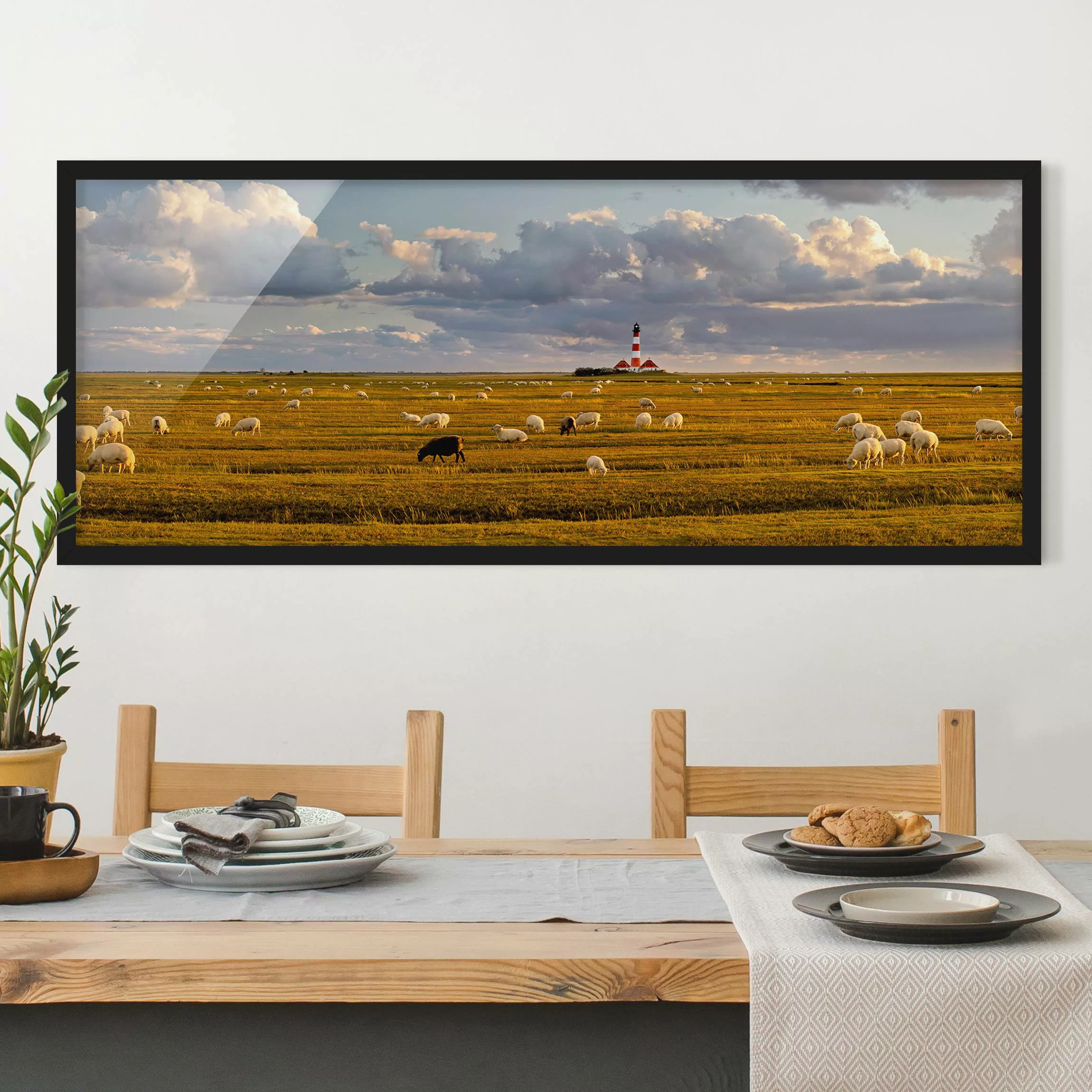 Bild mit Rahmen Natur & Landschaft - Panorama Nordsee Leuchtturm mit Schafs günstig online kaufen
