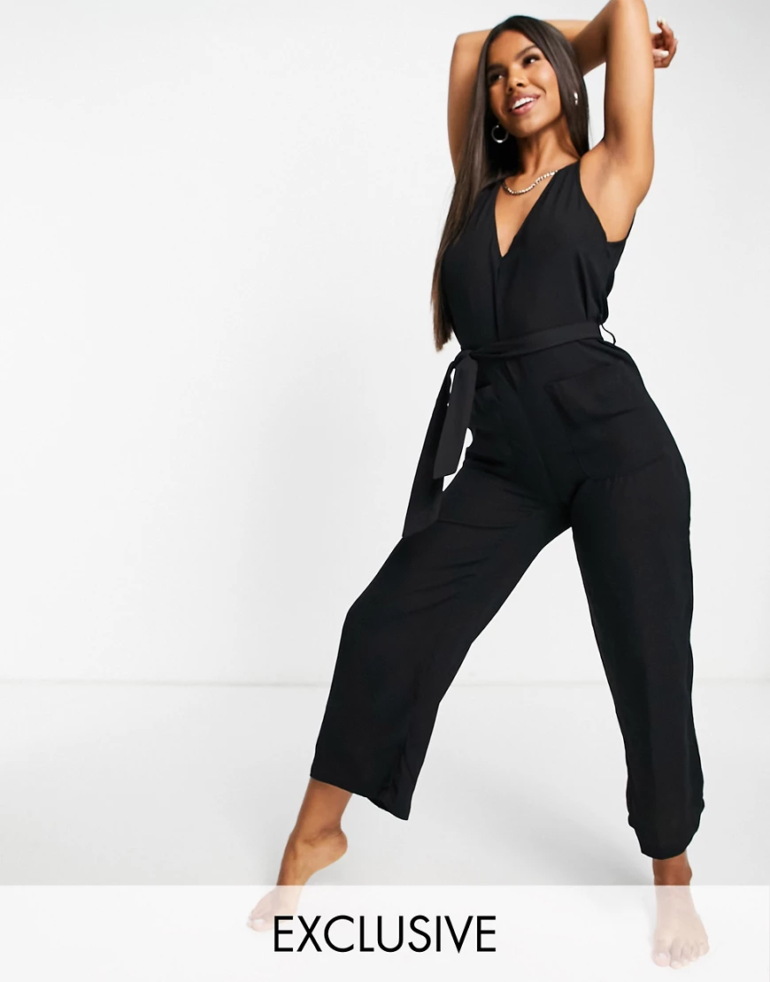 Fashion Union – Exclusive – Jumpsuit in Schwarz mit V-Ausschnitt und Tasche günstig online kaufen