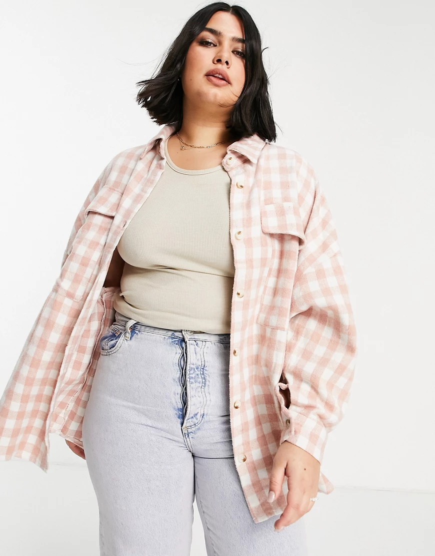 In The Style Plus x Dani Dyer – Oversize-Hemdjacke mit Karomuster in Rosa-B günstig online kaufen