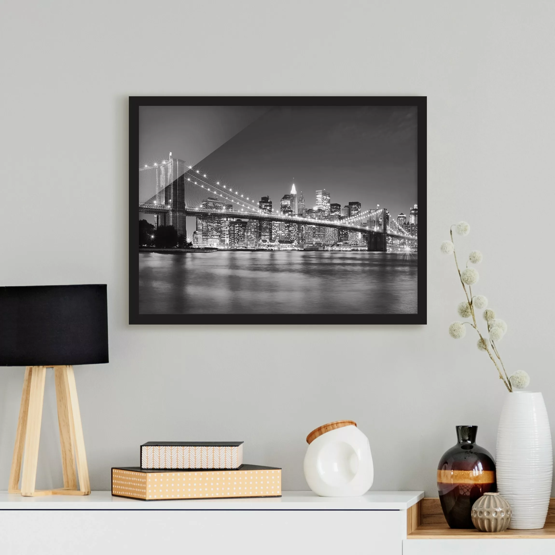 Bild mit Rahmen Architektur & Skyline - Querformat Nighttime Manhattan Brid günstig online kaufen