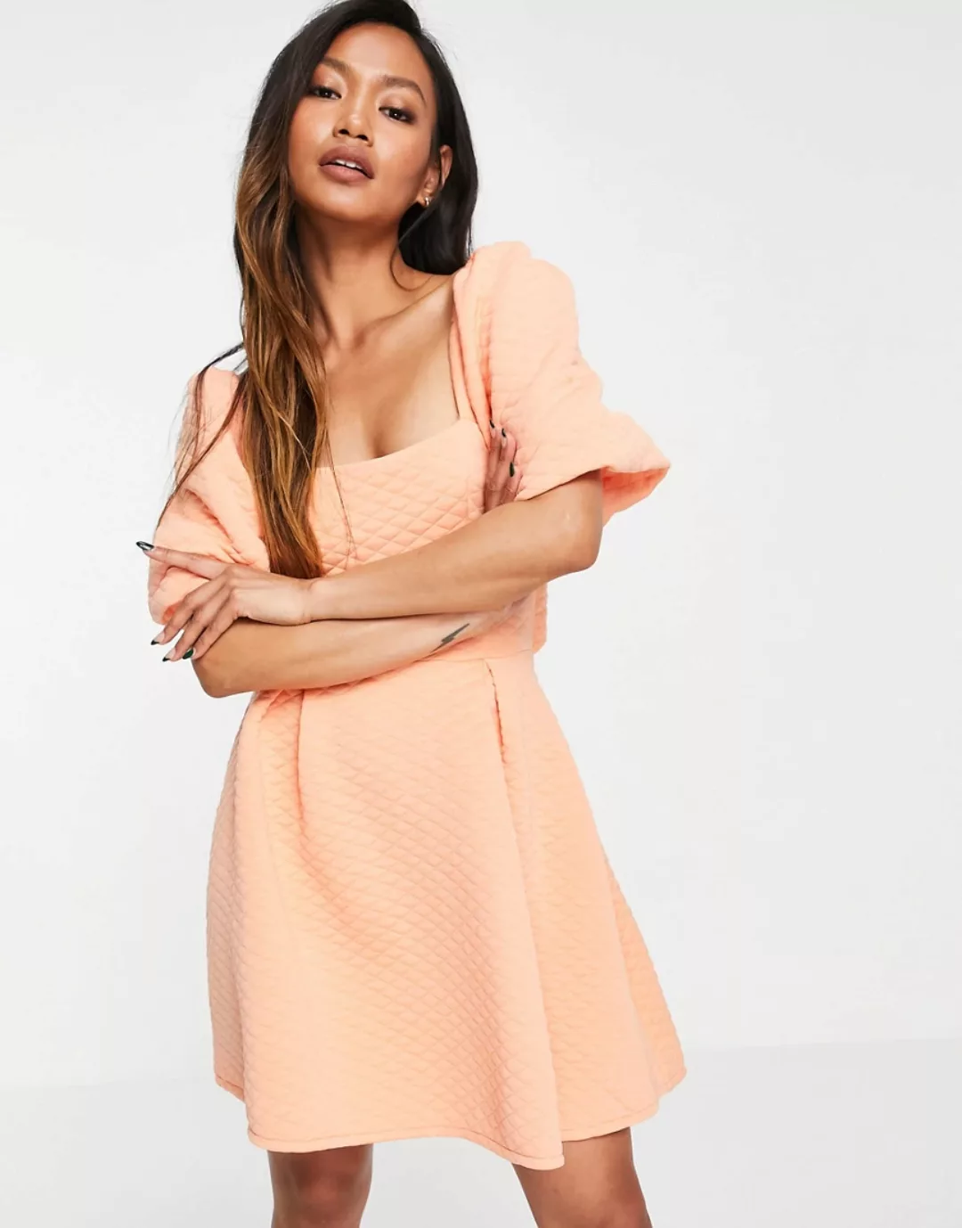 ASOS DESIGN – Aline –Gestepptes Minikleid mit Puffärmeln und Zierausschnitt günstig online kaufen